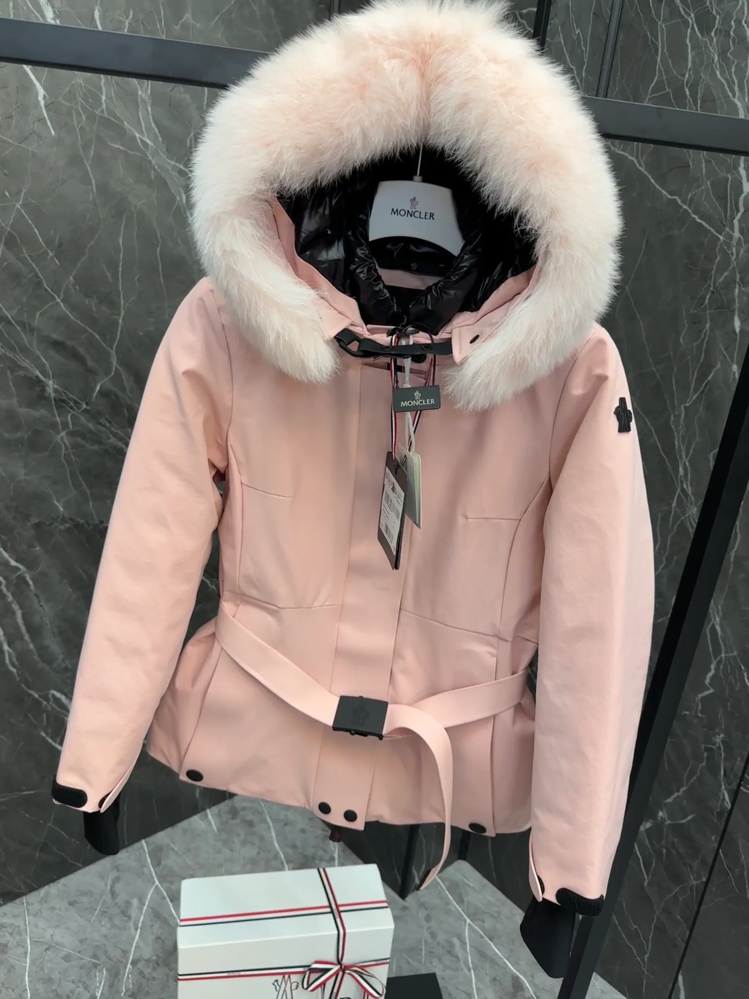 Women's Jackets And Down Jackets MONCLER 18133803