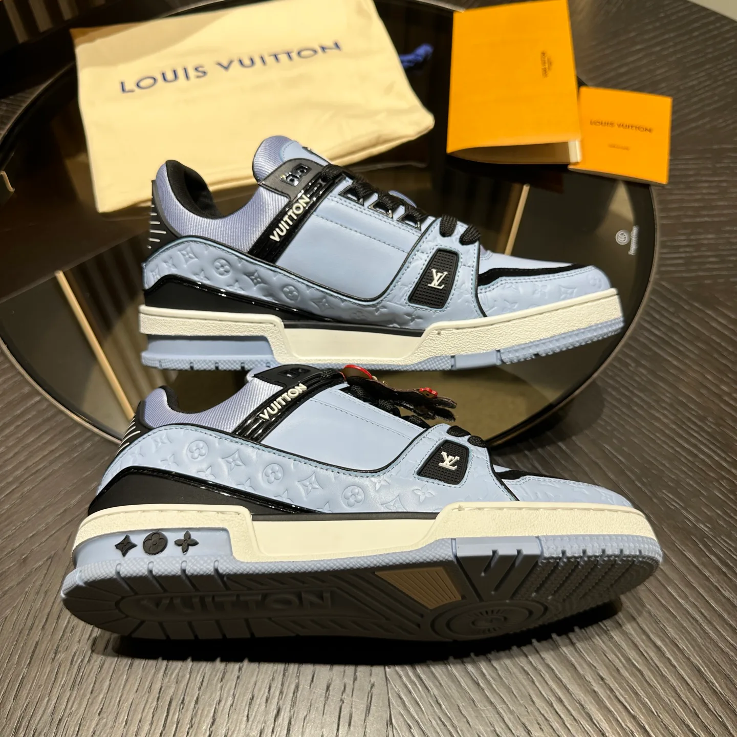 Men's Sneakers LOUIS VUITTON 18192378