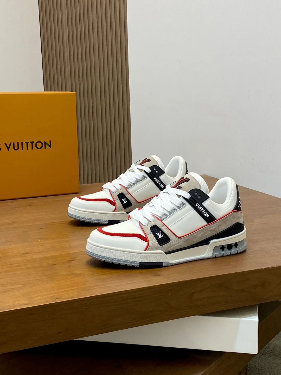 Men's Sneakers LOUIS VUITTON 18100300