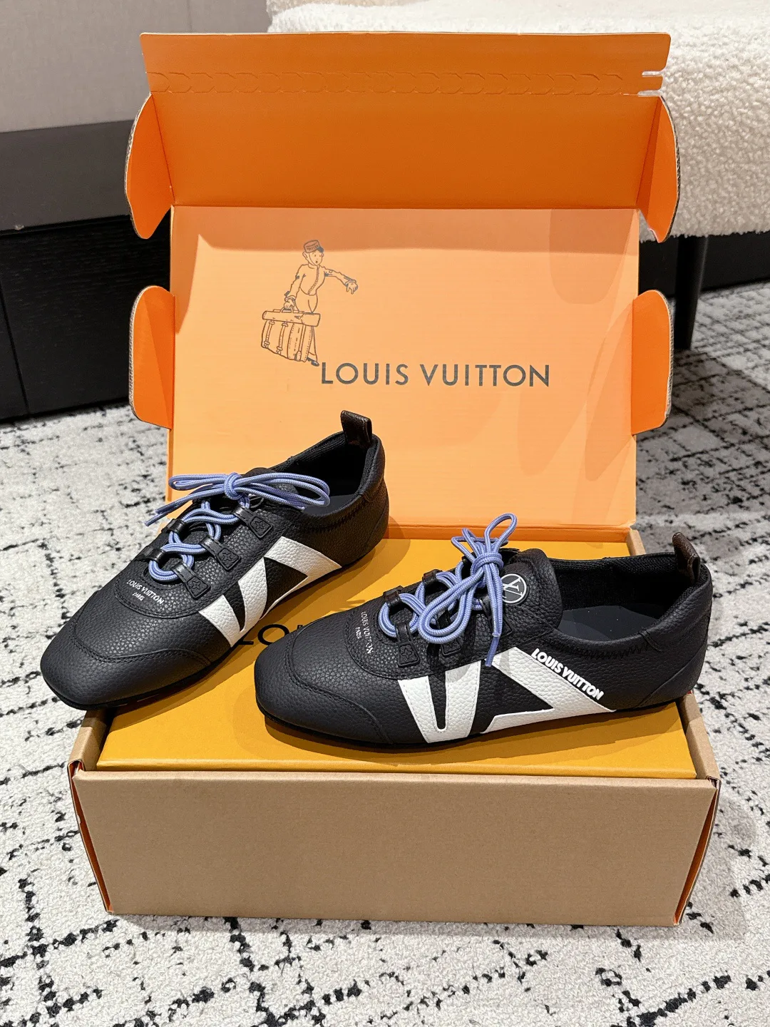 Women's Sneakers LOUIS VUITTON 18409711