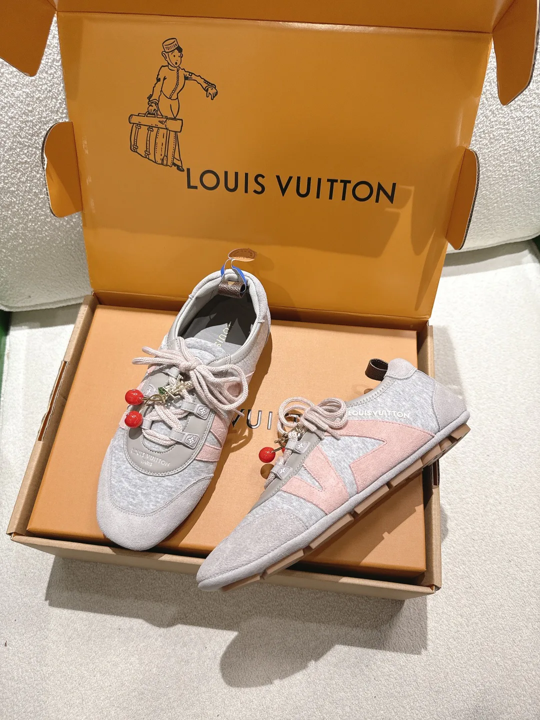 Women's Sneakers LOUIS VUITTON 17699121