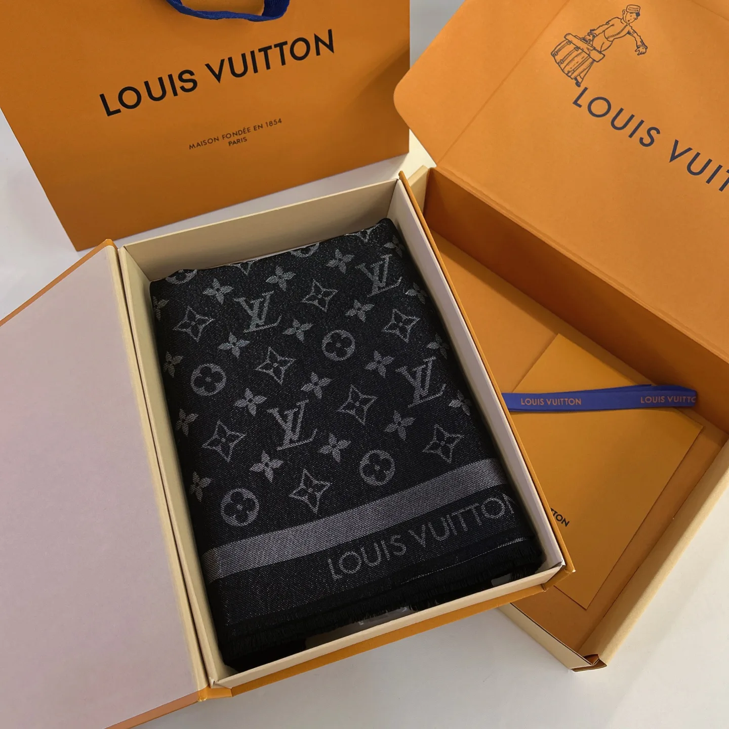 Scarves LOUIS VUITTON 18267547