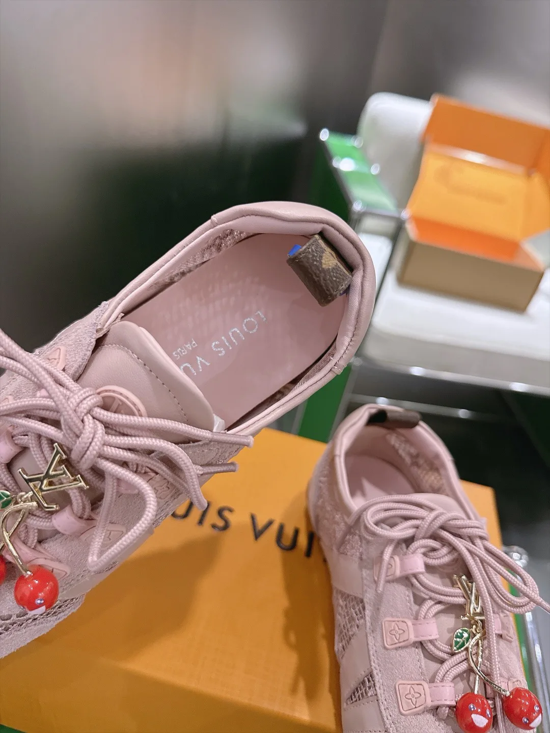 Women's Sneakers LOUIS VUITTON 18152835