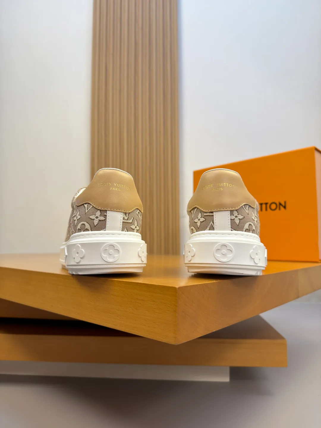 Women's Sneakers LOUIS VUITTON 17368526