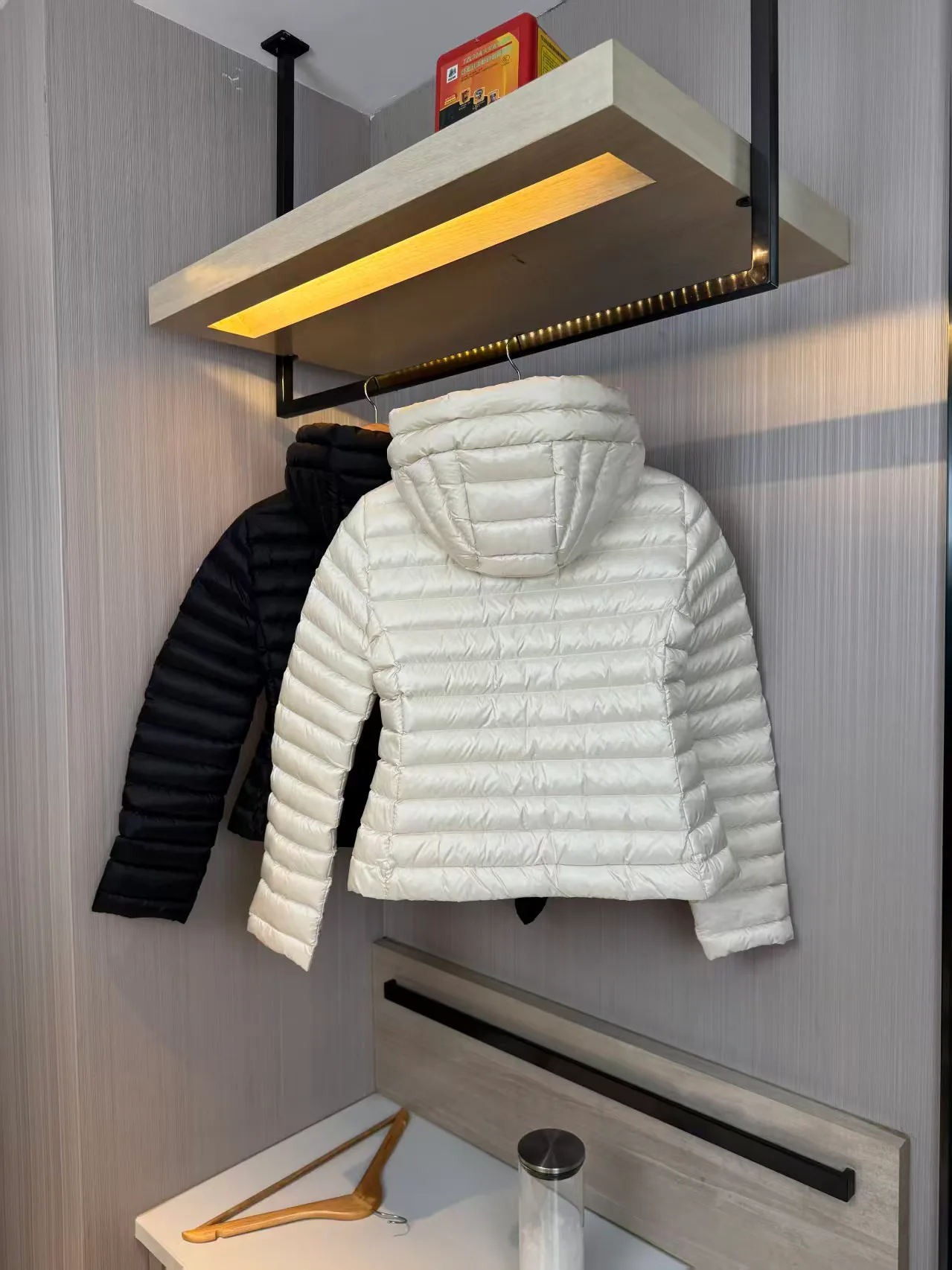 Women's Jackets And Down Jackets MONCLER 18131393