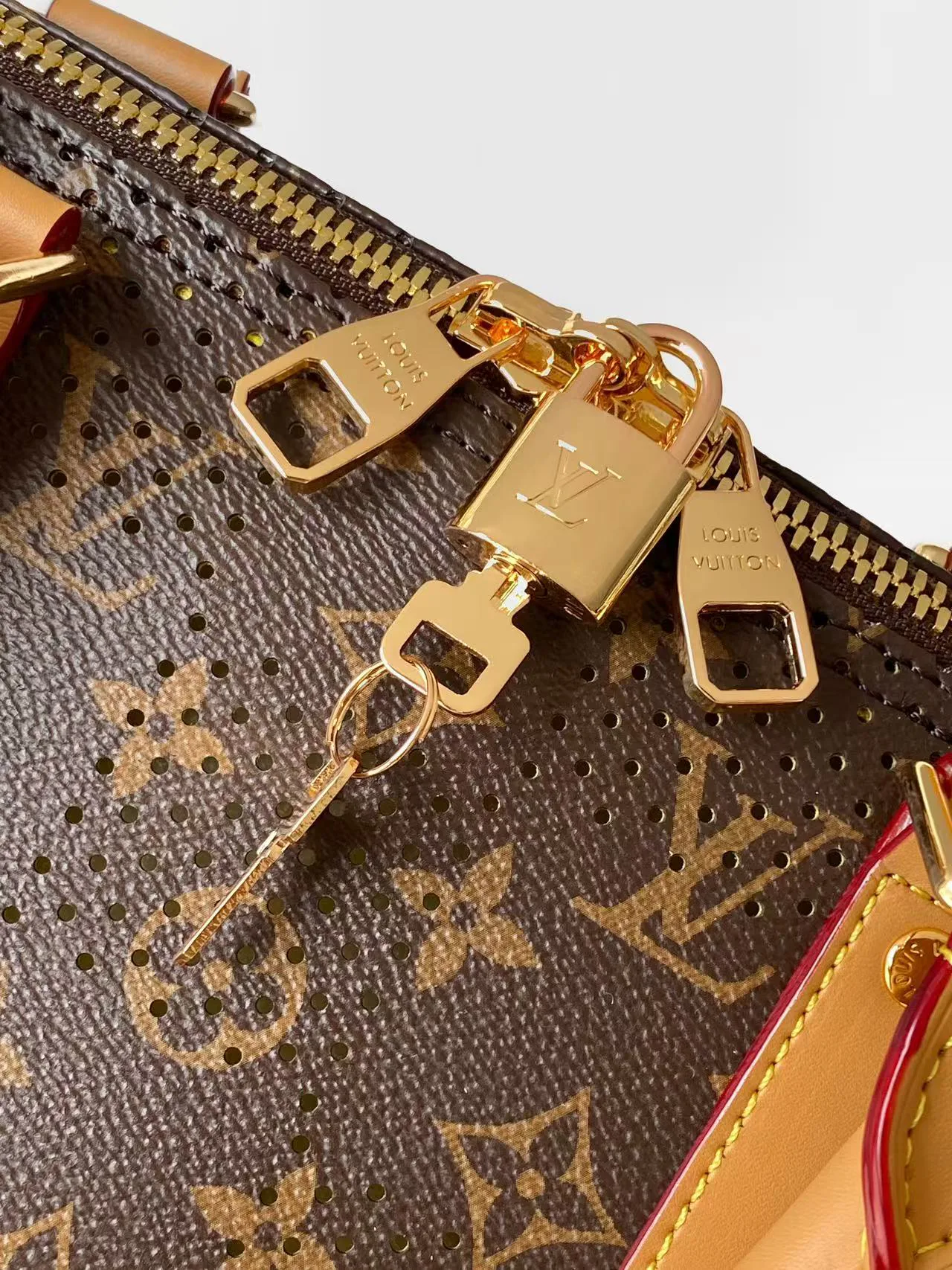 Women's Travel Bags LOUIS VUITTON 17949174