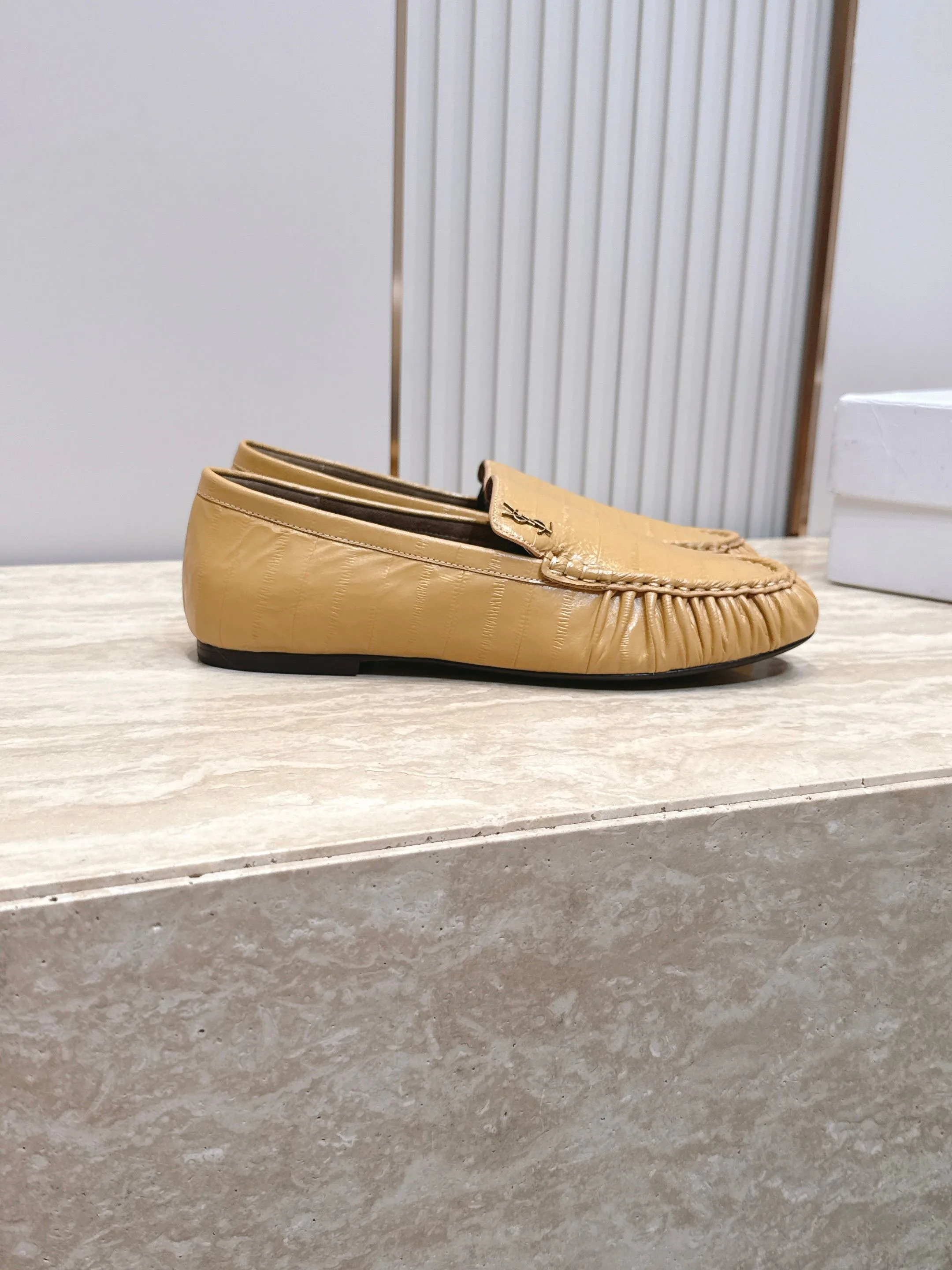Women's Loafers And Moccasins SAINT LAURENT 17701326