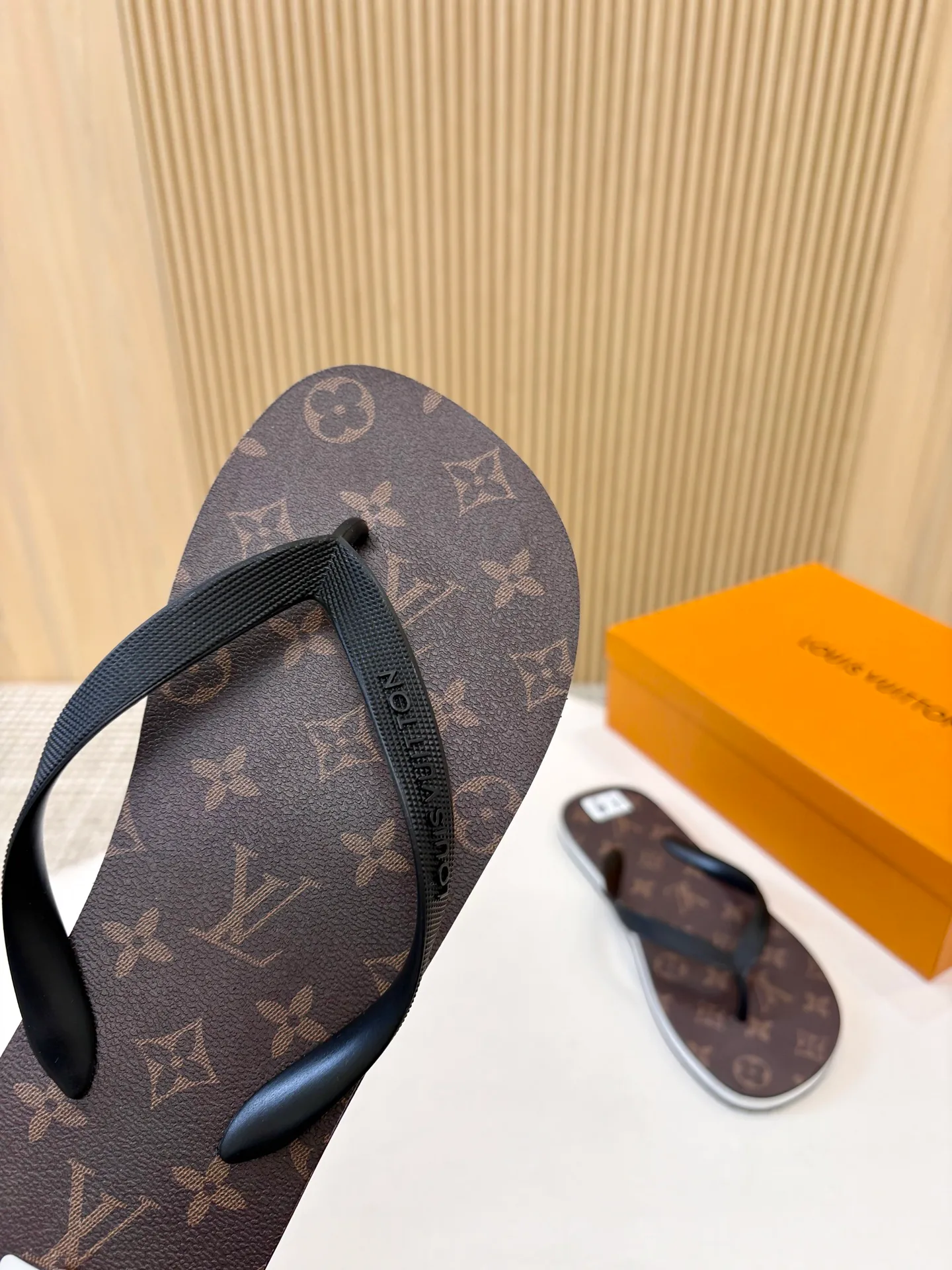 Women's Flip-Flops LOUIS VUITTON 18025534