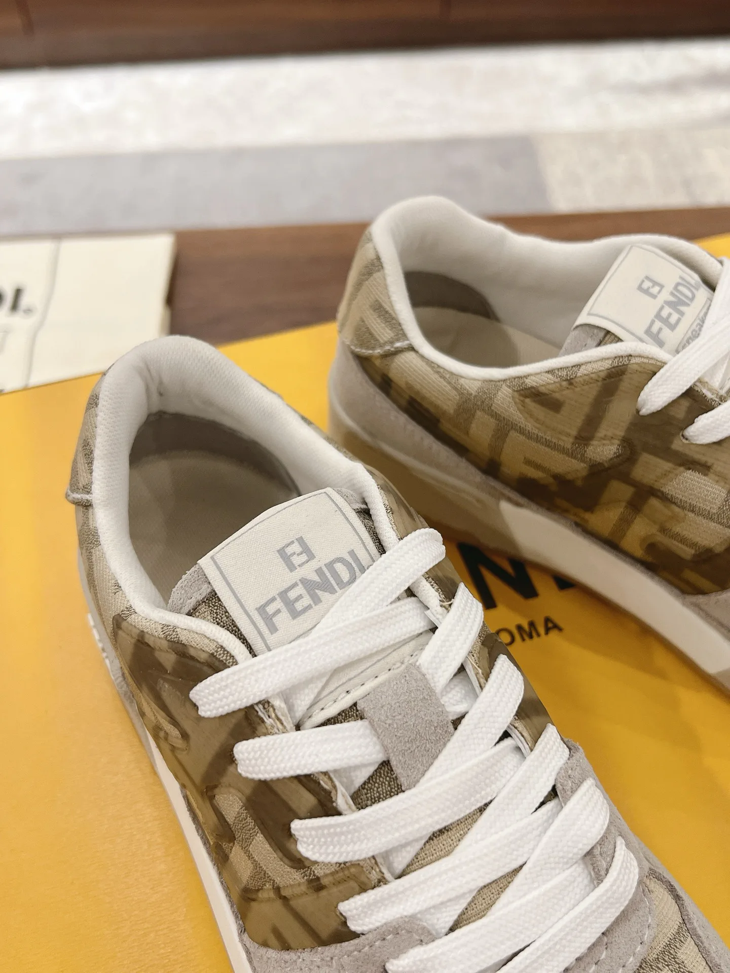Women's Sneakers FENDI 18219610