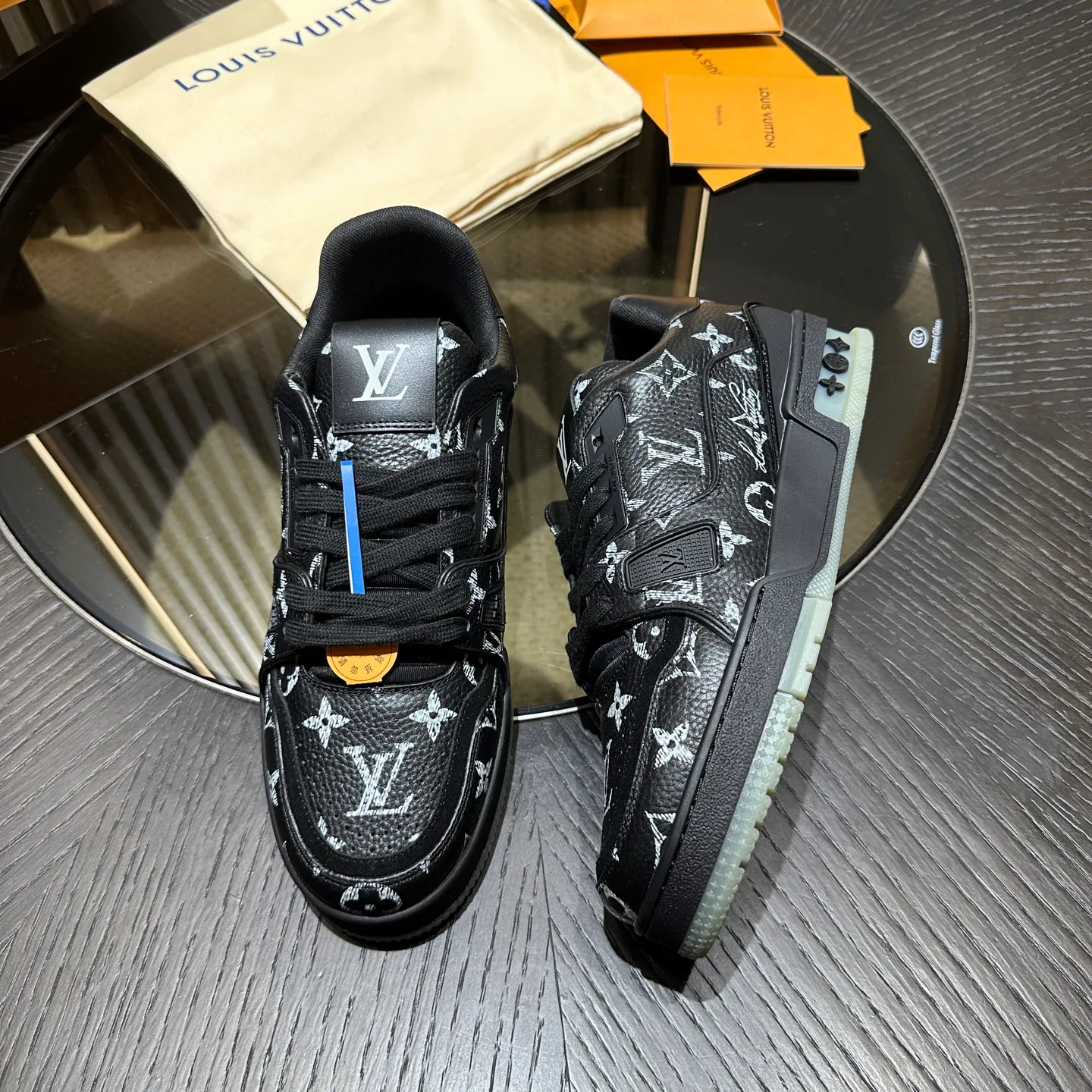 Men's Sneakers LOUIS VUITTON 18192420