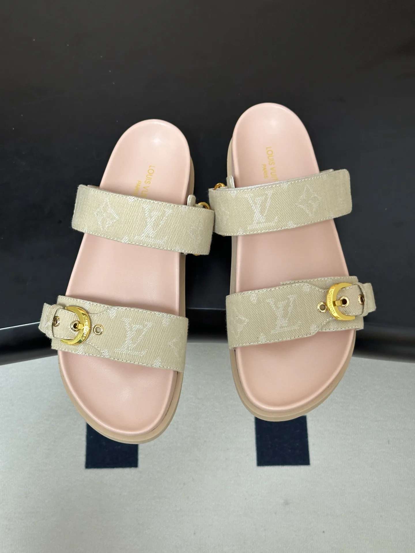 Women's Flip-Flops LOUIS VUITTON 18049598
