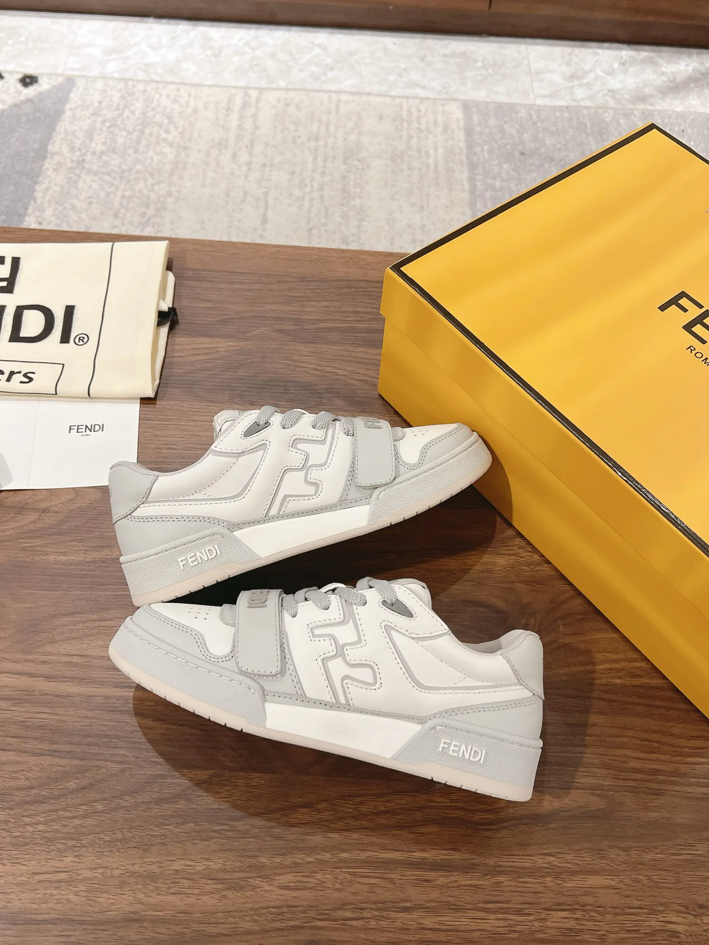 Women's Sneakers FENDI 18219541