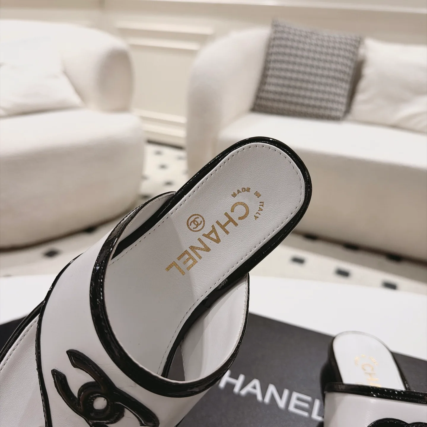 Women's Flip-Flops CHANEL 17802688
