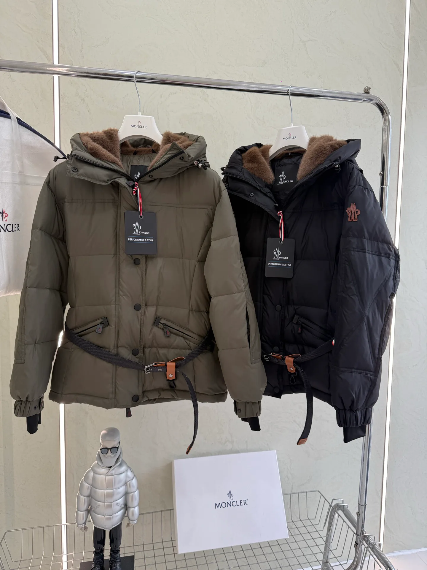 Women's Jackets And Down Jackets MONCLER 18043561