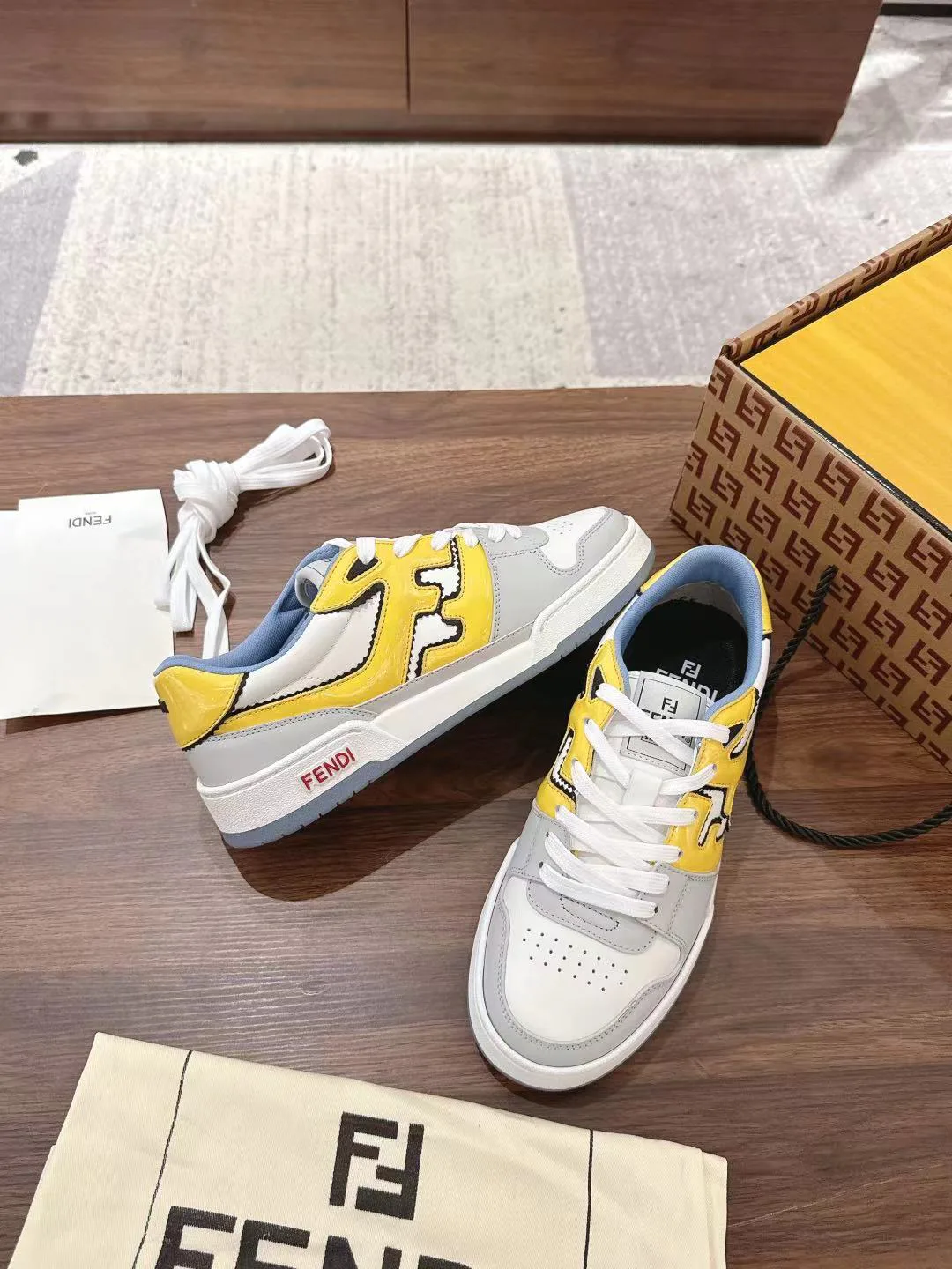 Women's Sneakers FENDI 18219552