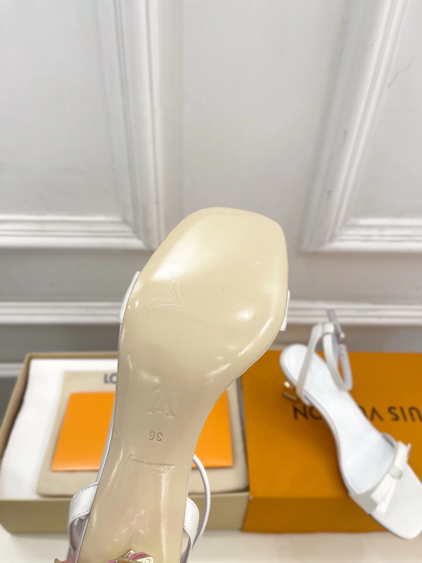 Women's Open-Toe Sandals LOUIS VUITTON 18034975