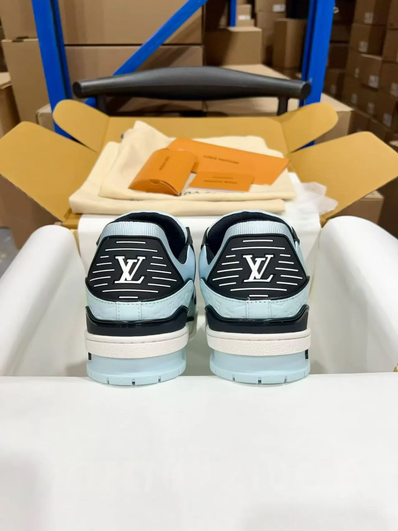 Men's Sneakers LOUIS VUITTON 18170757