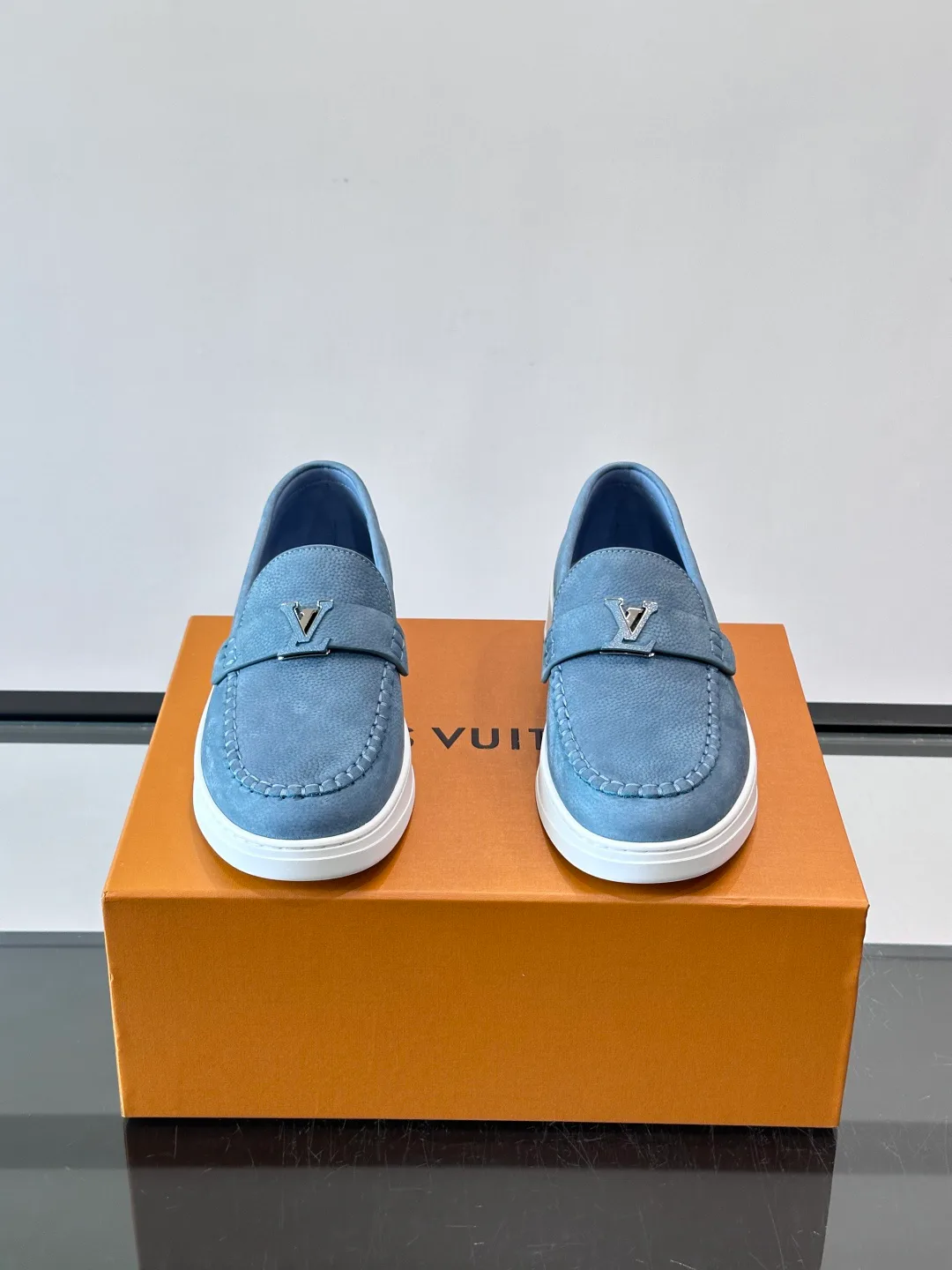 Men's Loafers And Dress Shoes LOUIS VUITTON 17411067