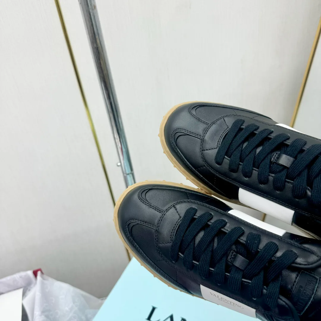 Women's Sneakers VALENTINO 17955033