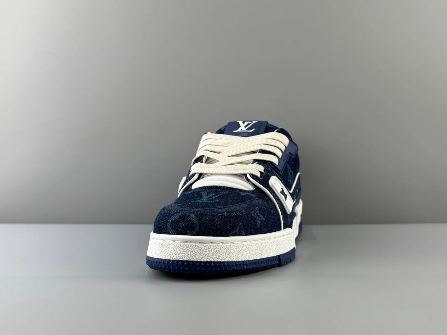 Women's Sneakers LOUIS VUITTON 18552374