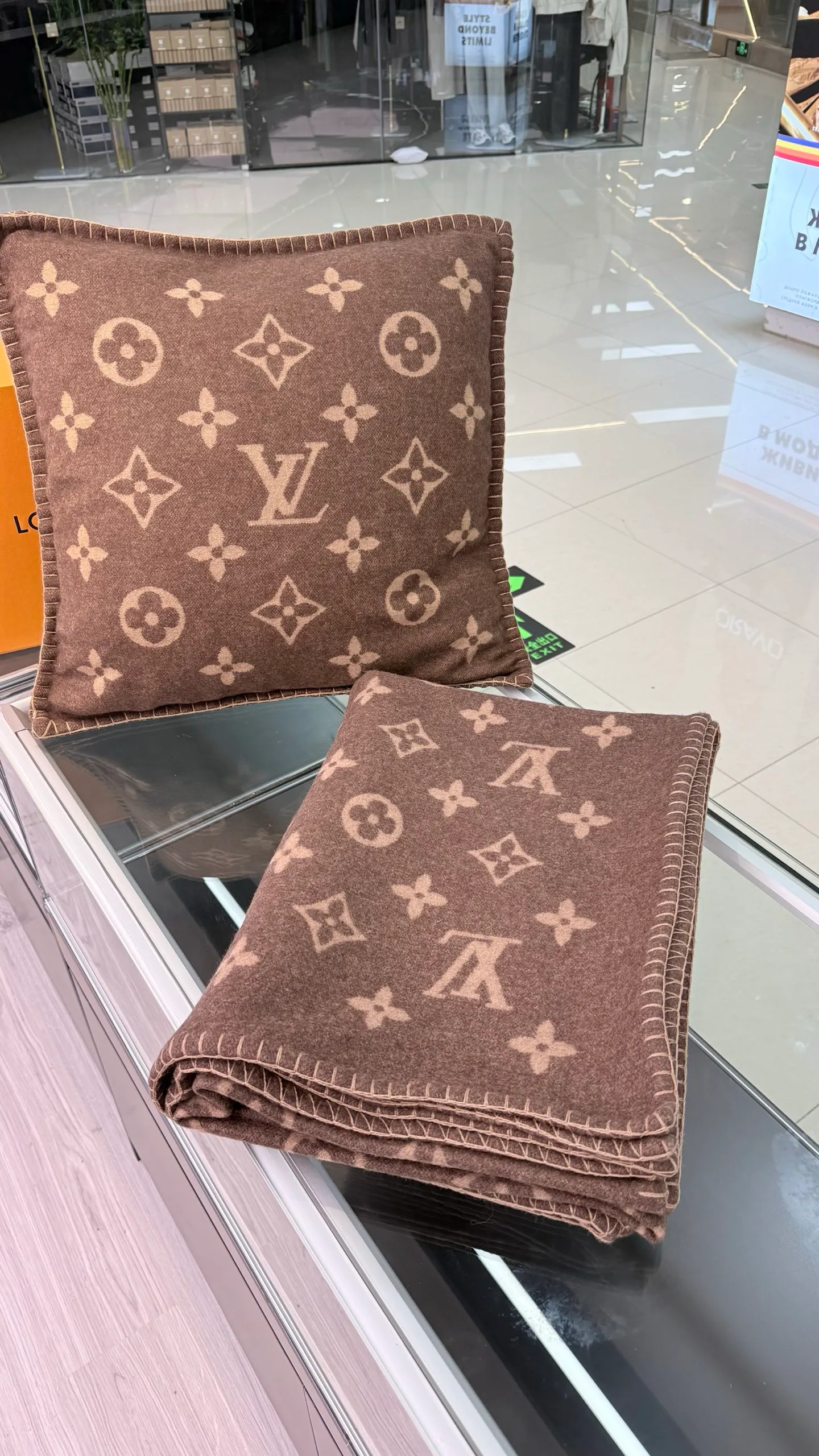 Textiles LOUIS VUITTON 18002645