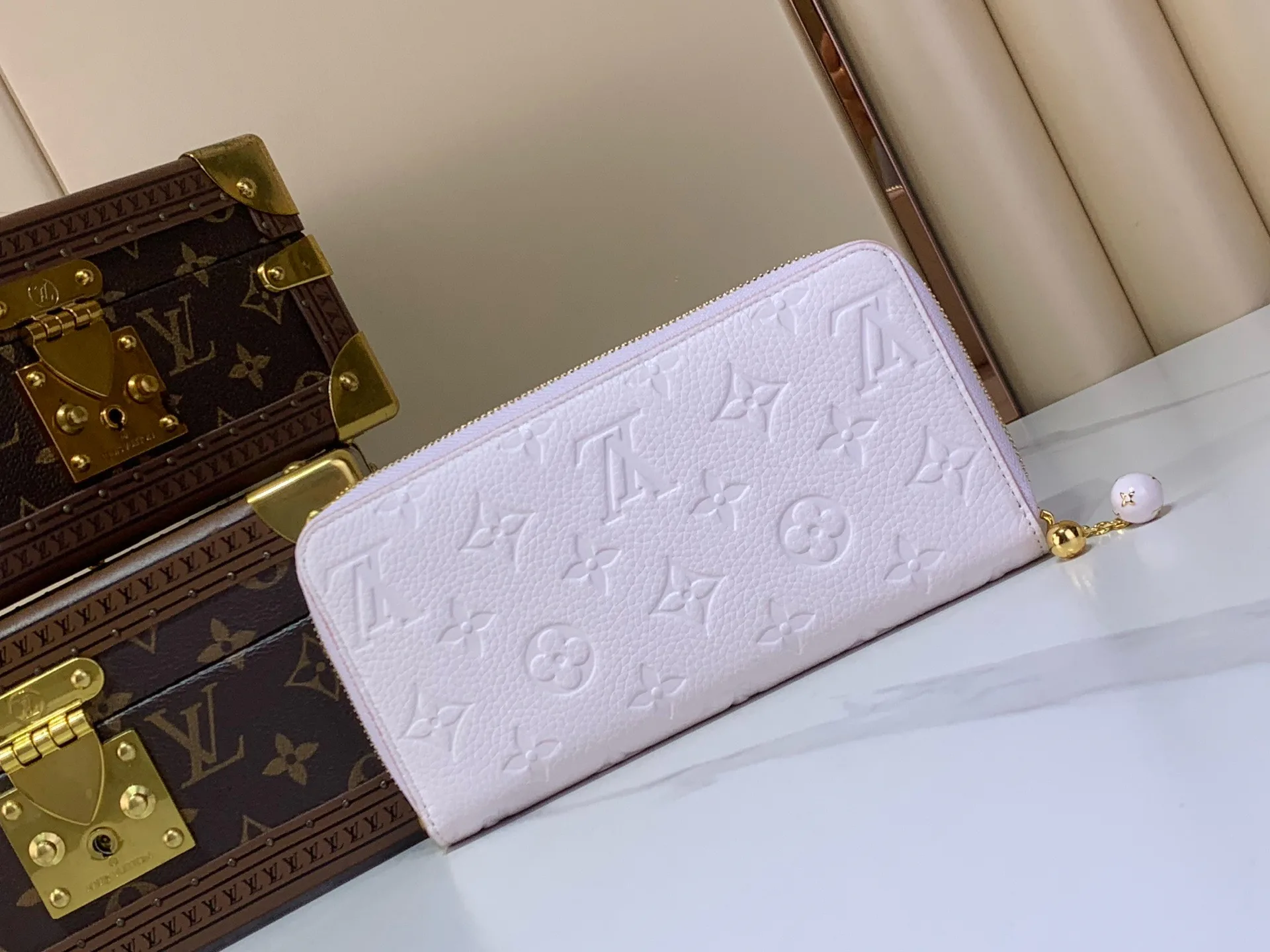 Women's Clutches LOUIS VUITTON 17499379