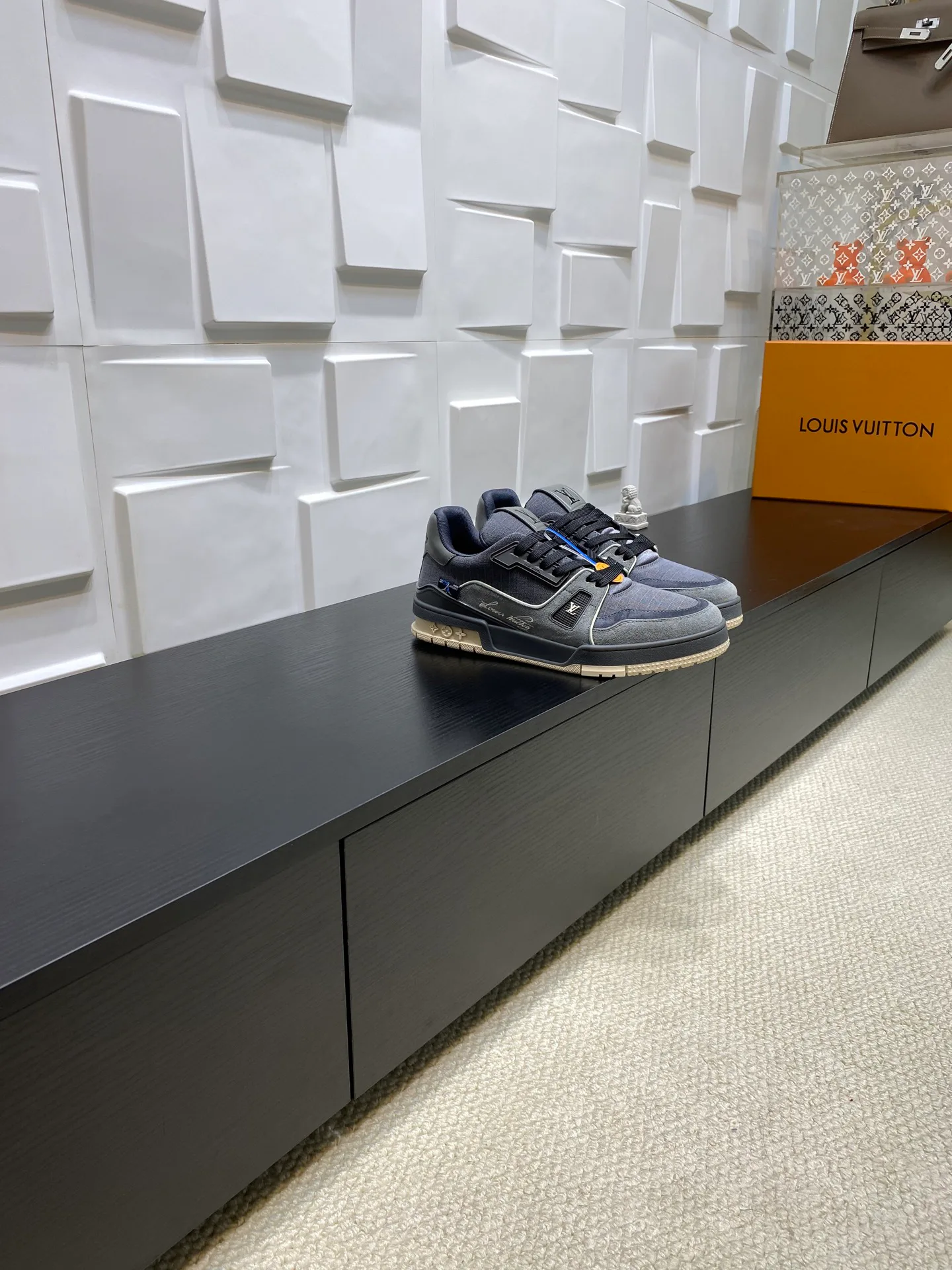 Women's Sneakers LOUIS VUITTON 17969024