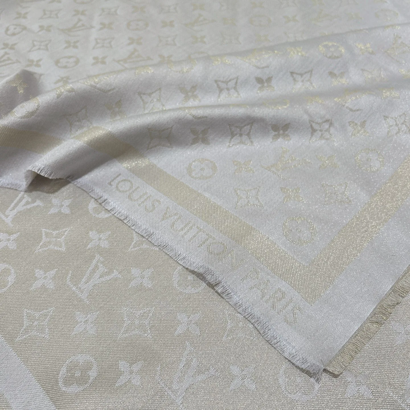 Scarves LOUIS VUITTON 18267550