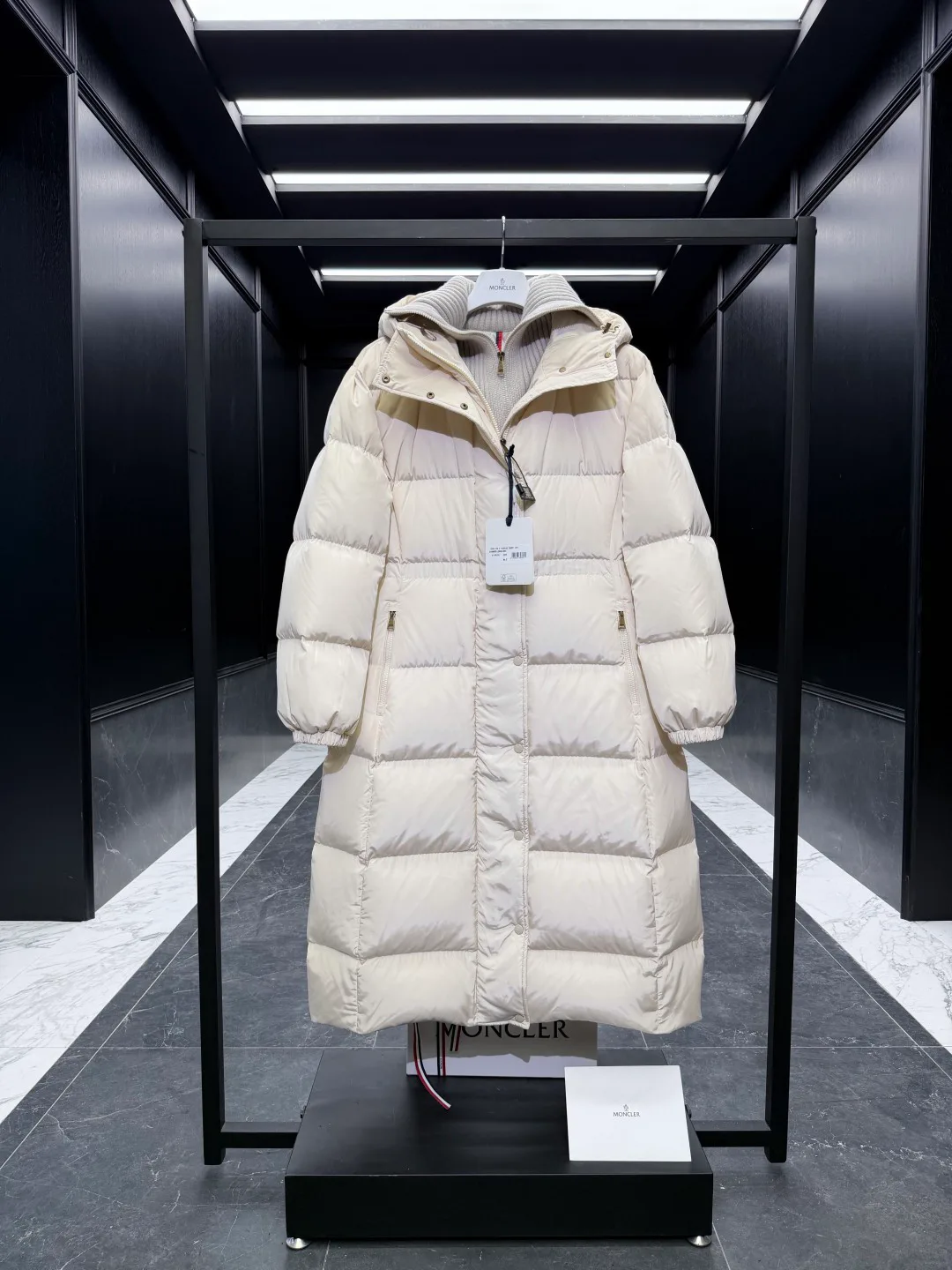 Women's Jackets And Down Jackets MONCLER 18528306