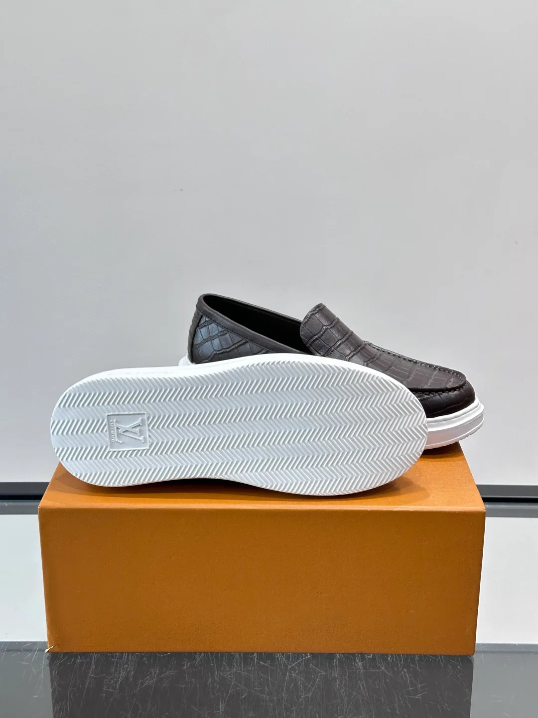 Men's Loafers And Dress Shoes LOUIS VUITTON 17806106