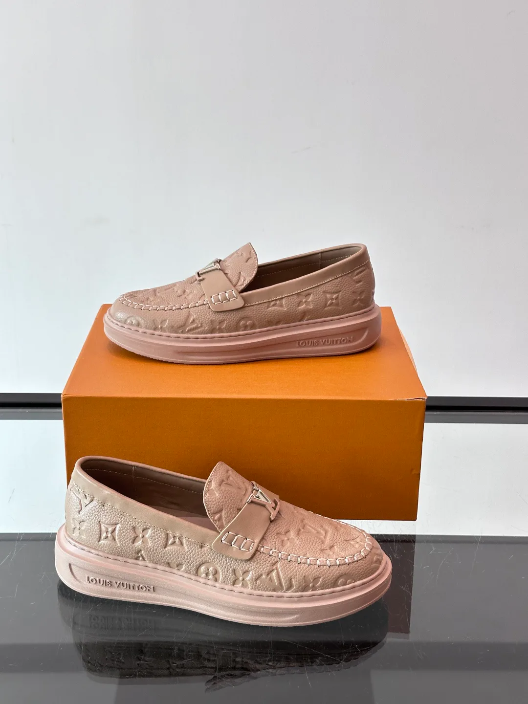 Men's Loafers And Dress Shoes LOUIS VUITTON 18400585