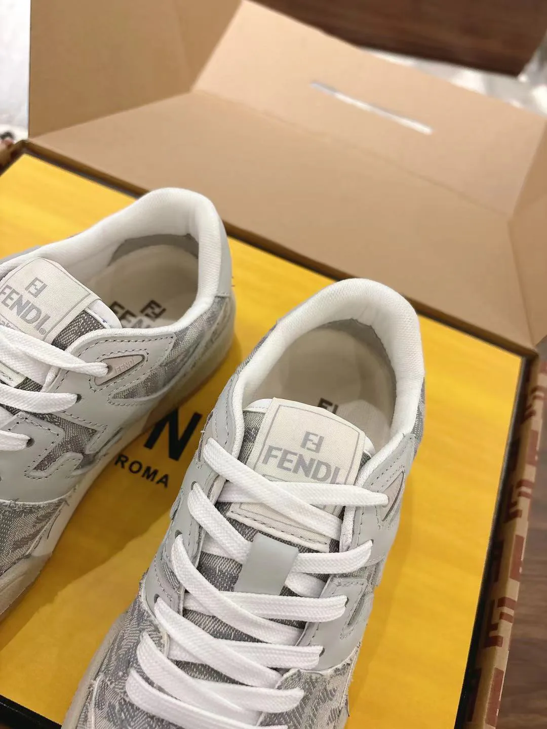 Women's Sneakers FENDI 18219620