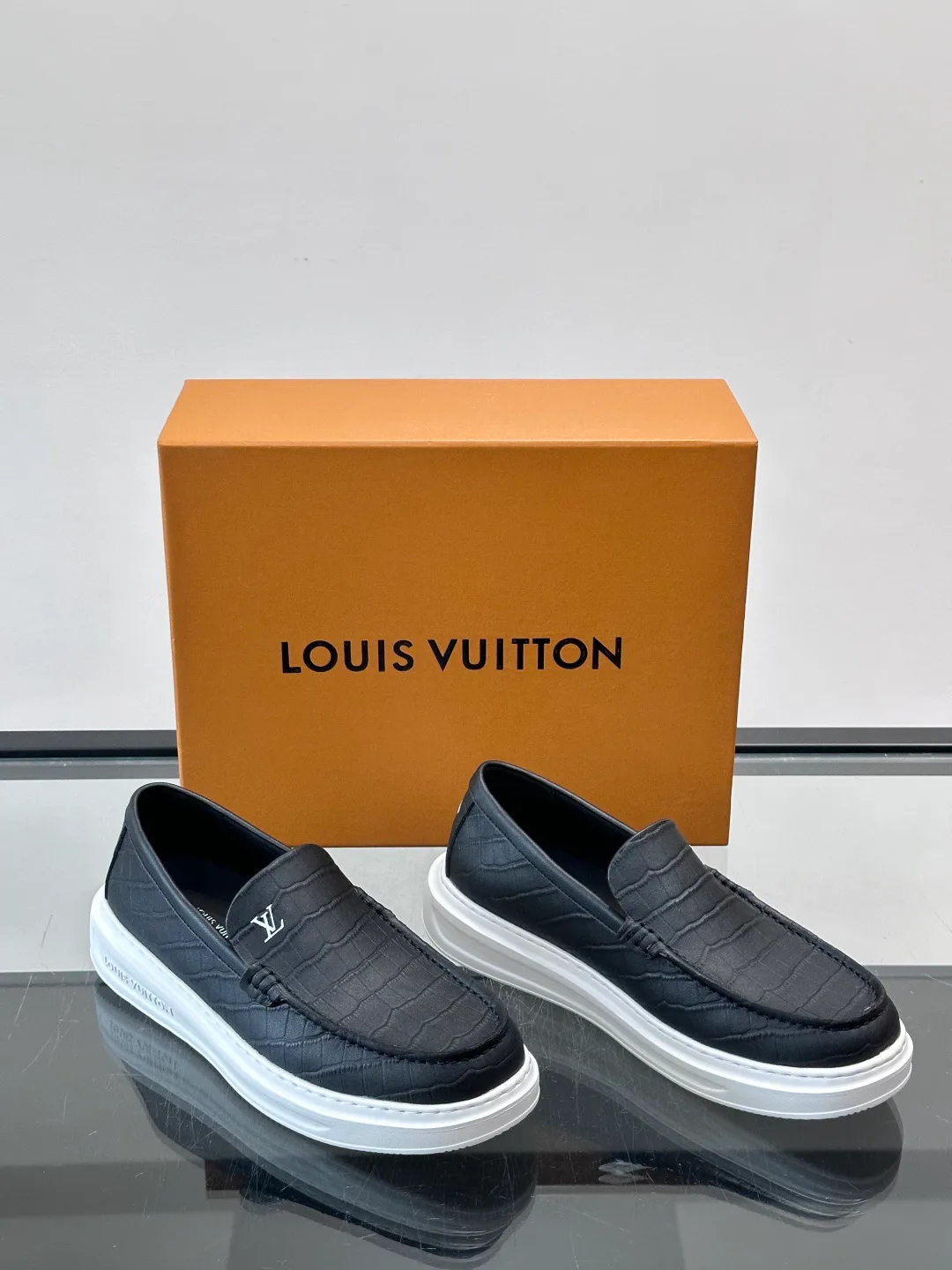 Men's Loafers And Dress Shoes LOUIS VUITTON 17806107