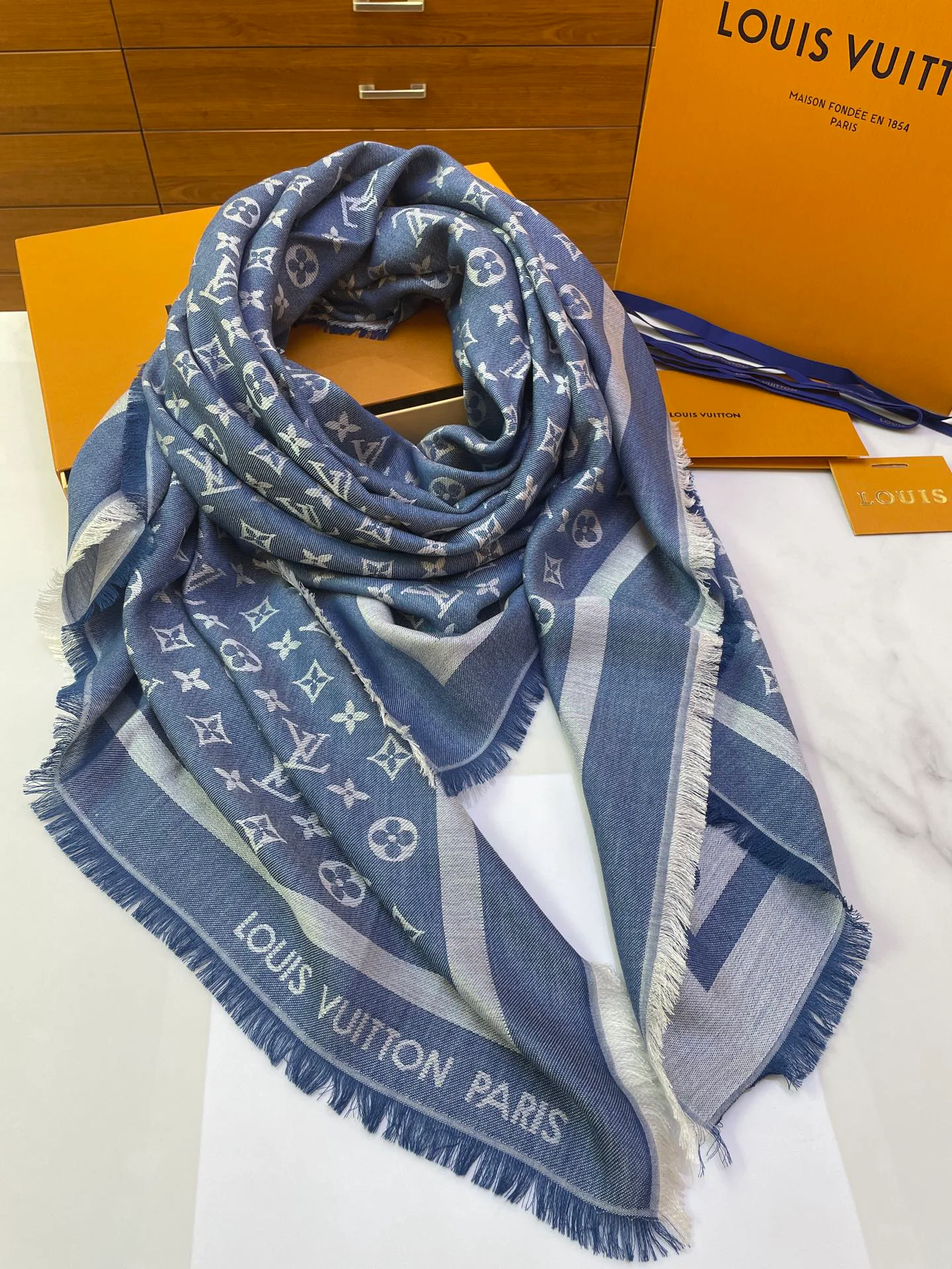 Scarves LOUIS VUITTON 17928310