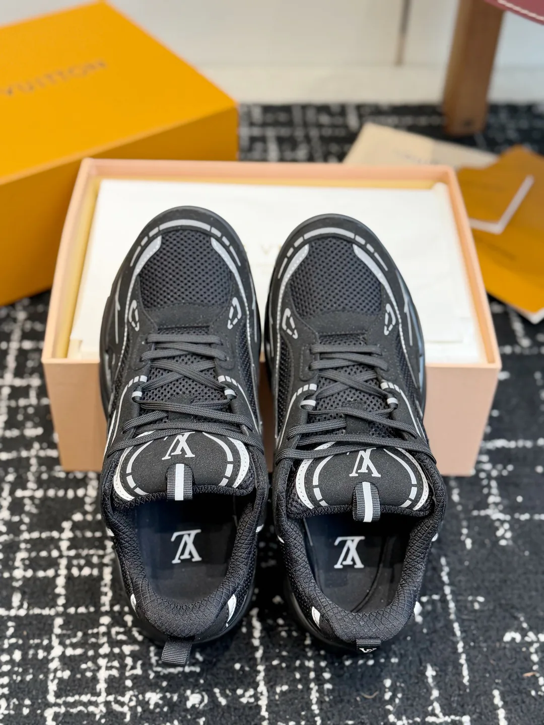 Men's Sneakers LOUIS VUITTON 17437996
