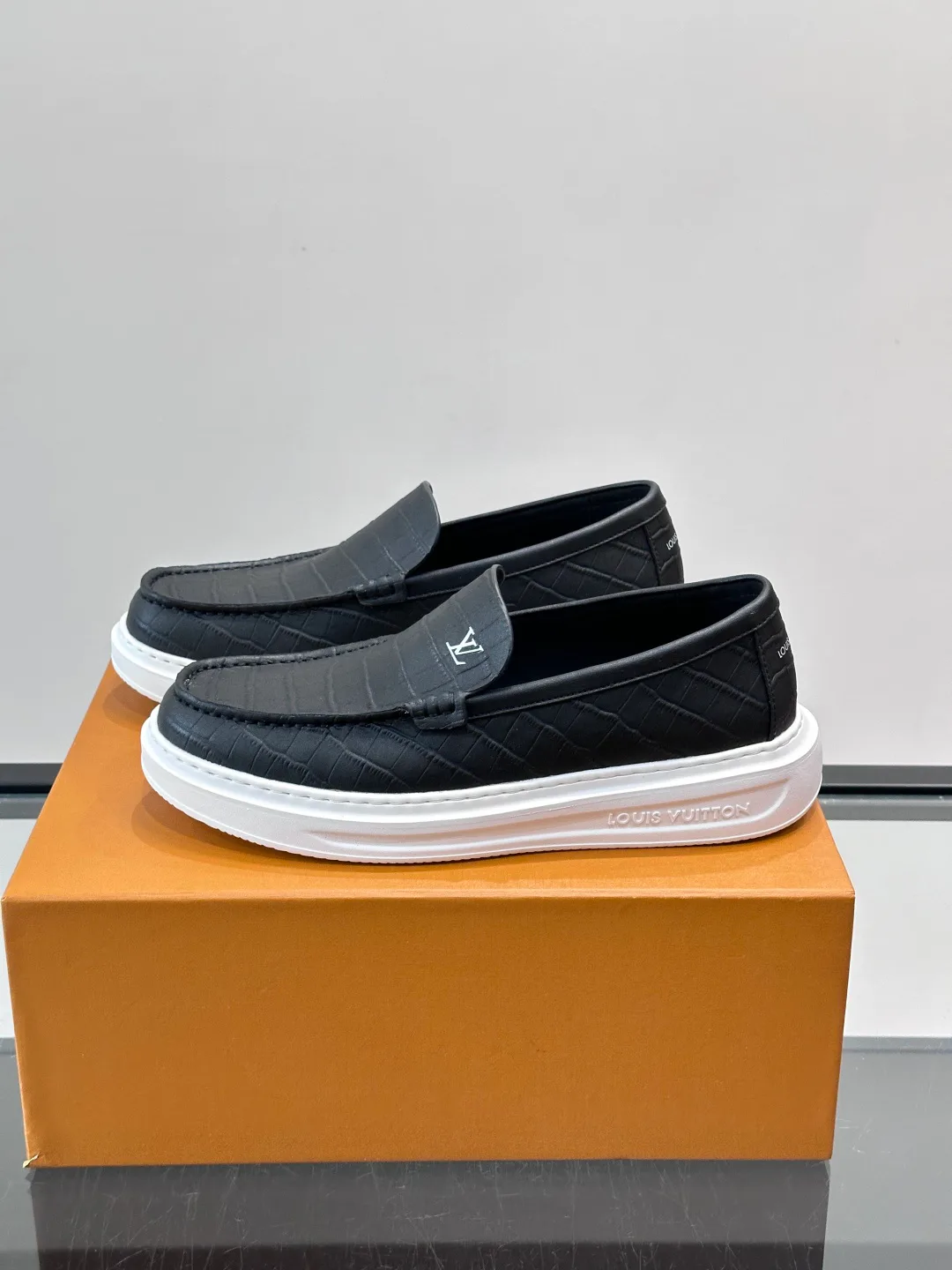 Men's Loafers And Dress Shoes LOUIS VUITTON 17806107