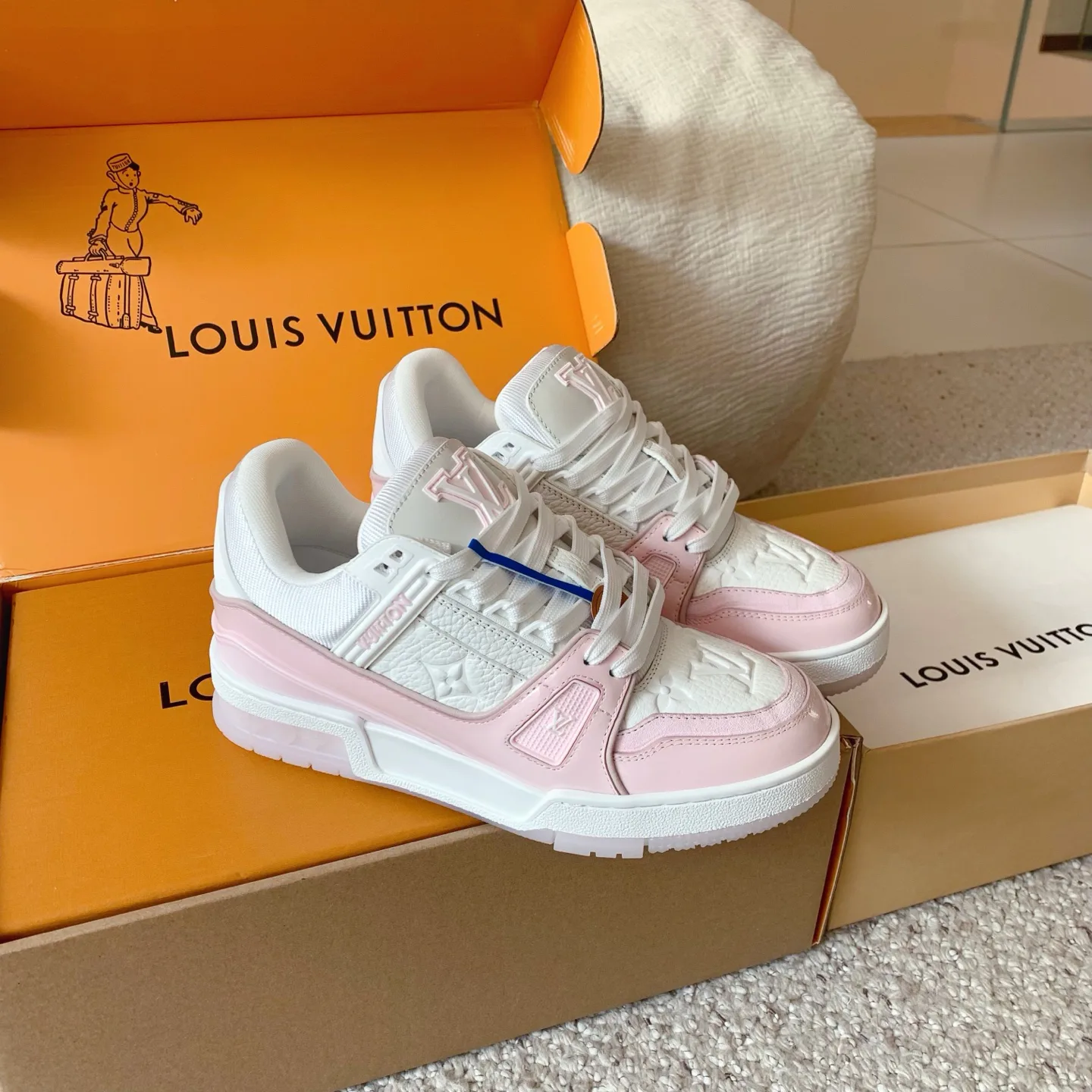 Women's Sneakers LOUIS VUITTON 18375815