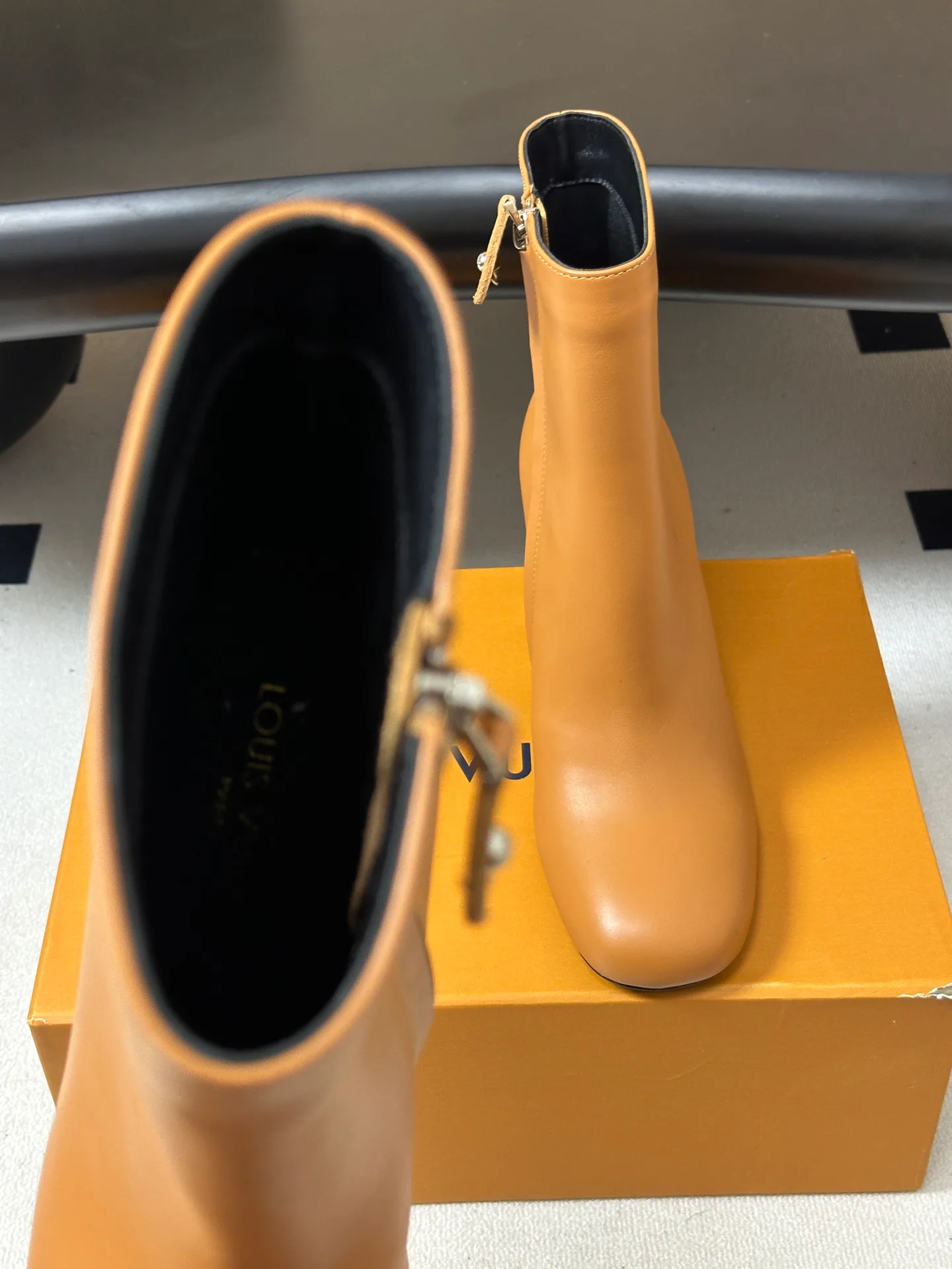 Women's Booties LOUIS VUITTON 18388131