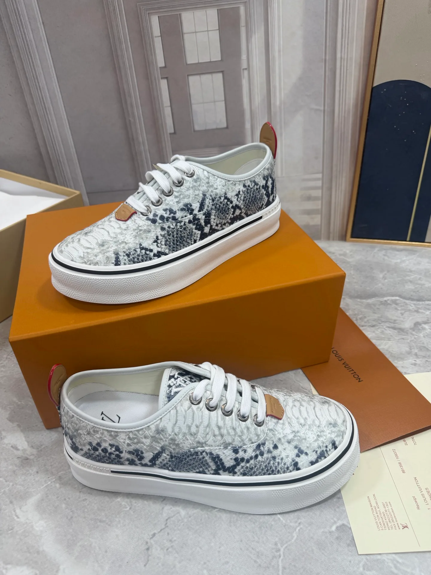 Men's Sneakers LOUIS VUITTON 18190052
