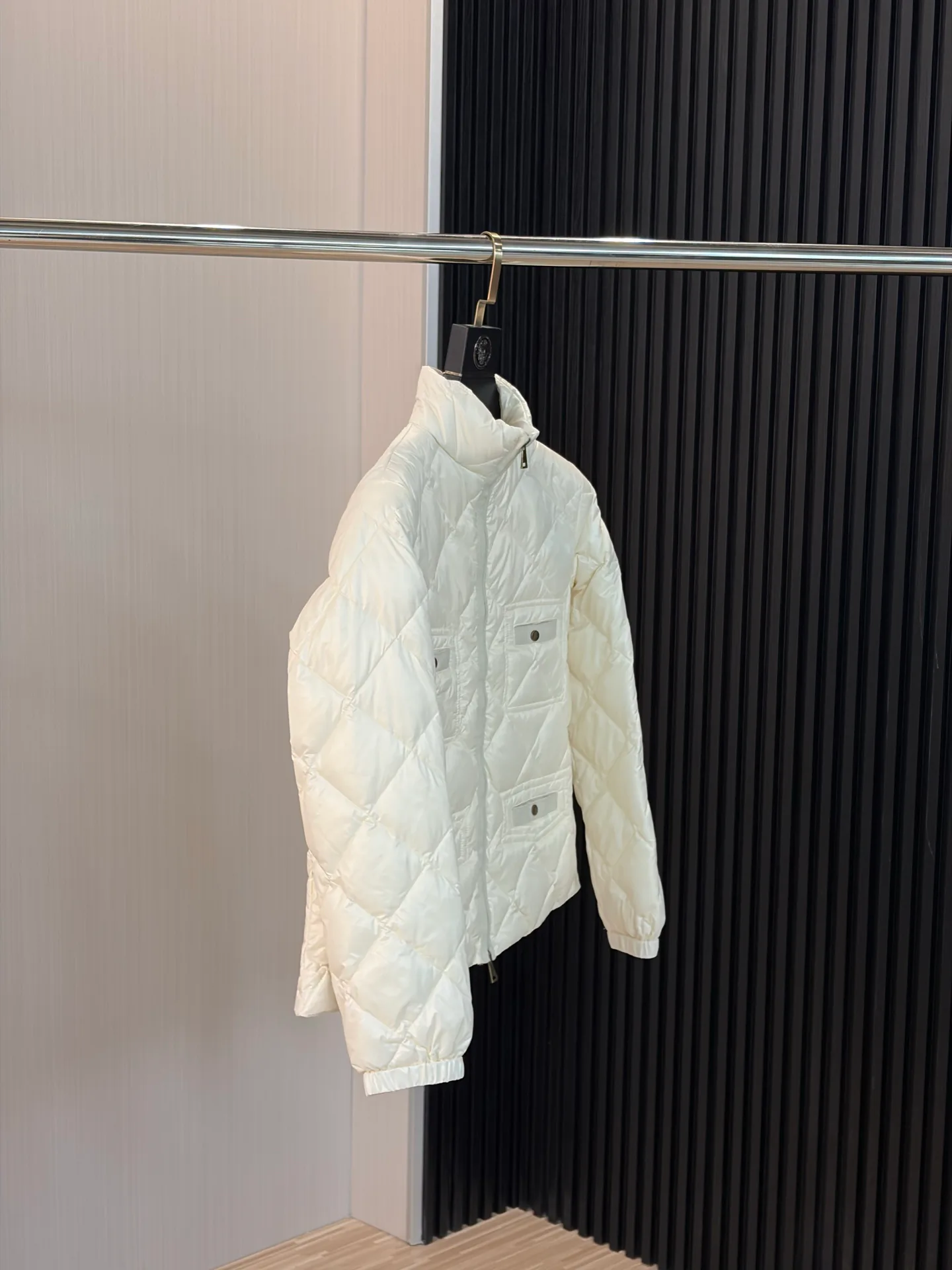Women's Jackets And Down Jackets MONCLER 17897340