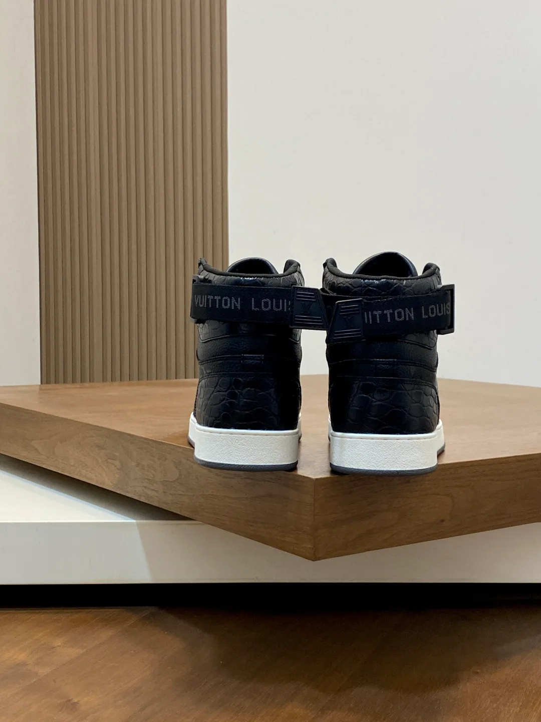 Men's Sneakers LOUIS VUITTON 18265100
