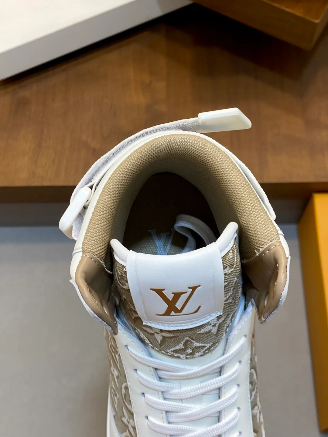 Men's Sneakers LOUIS VUITTON 18399954