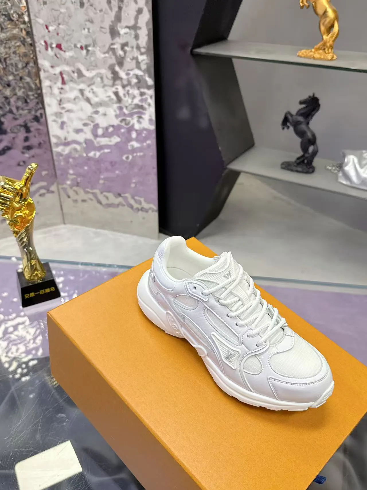 Women's Sneakers LOUIS VUITTON 17530423