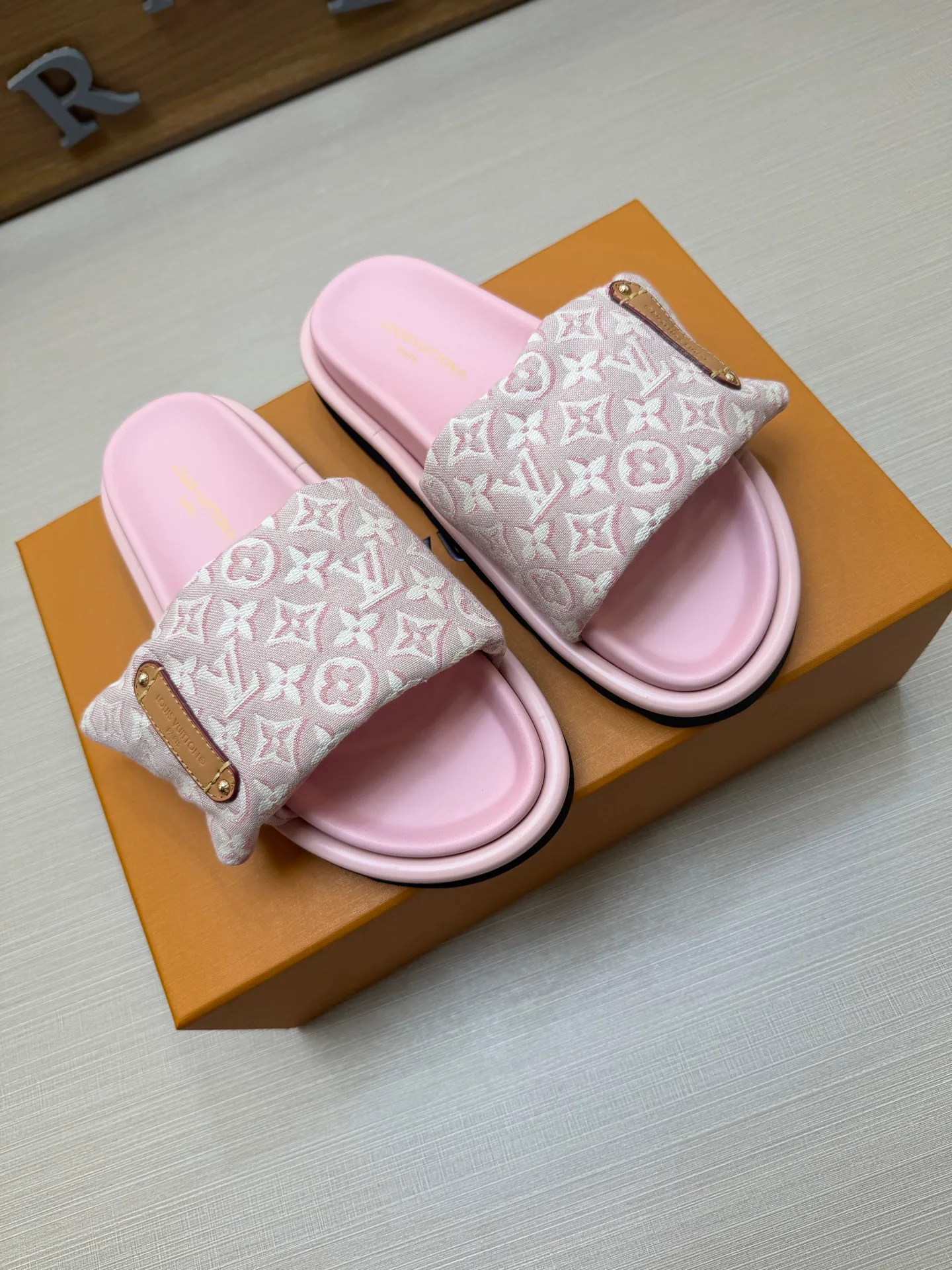 Women's Flip-Flops LOUIS VUITTON 18011829