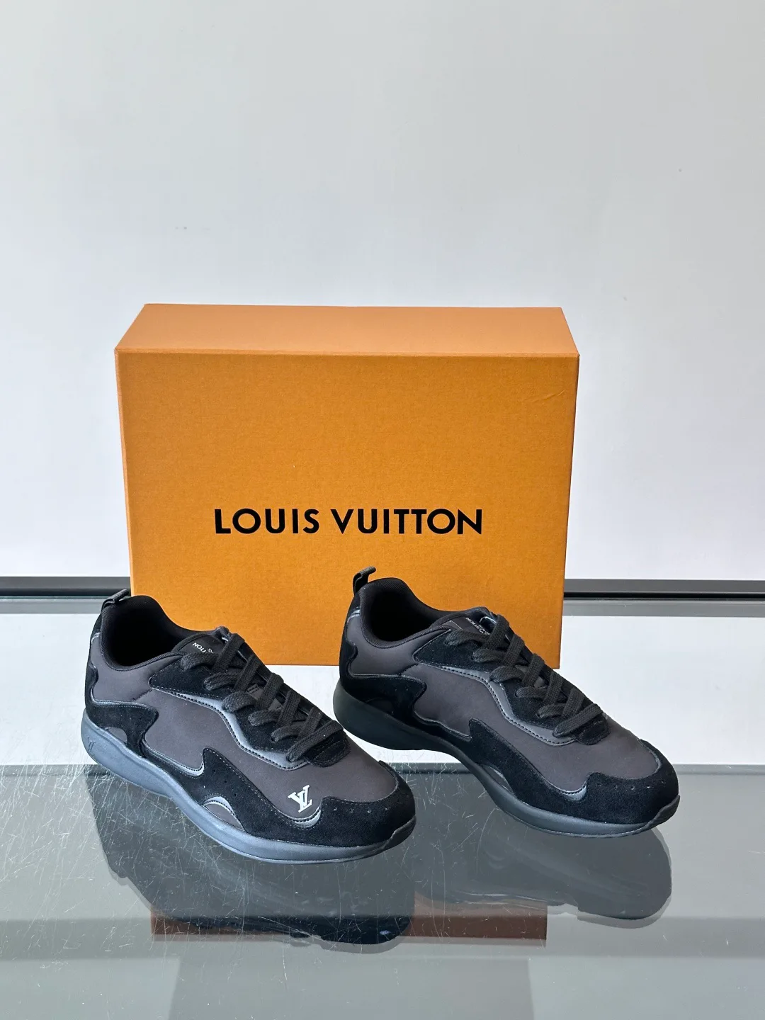 Men's Sneakers LOUIS VUITTON 17869451