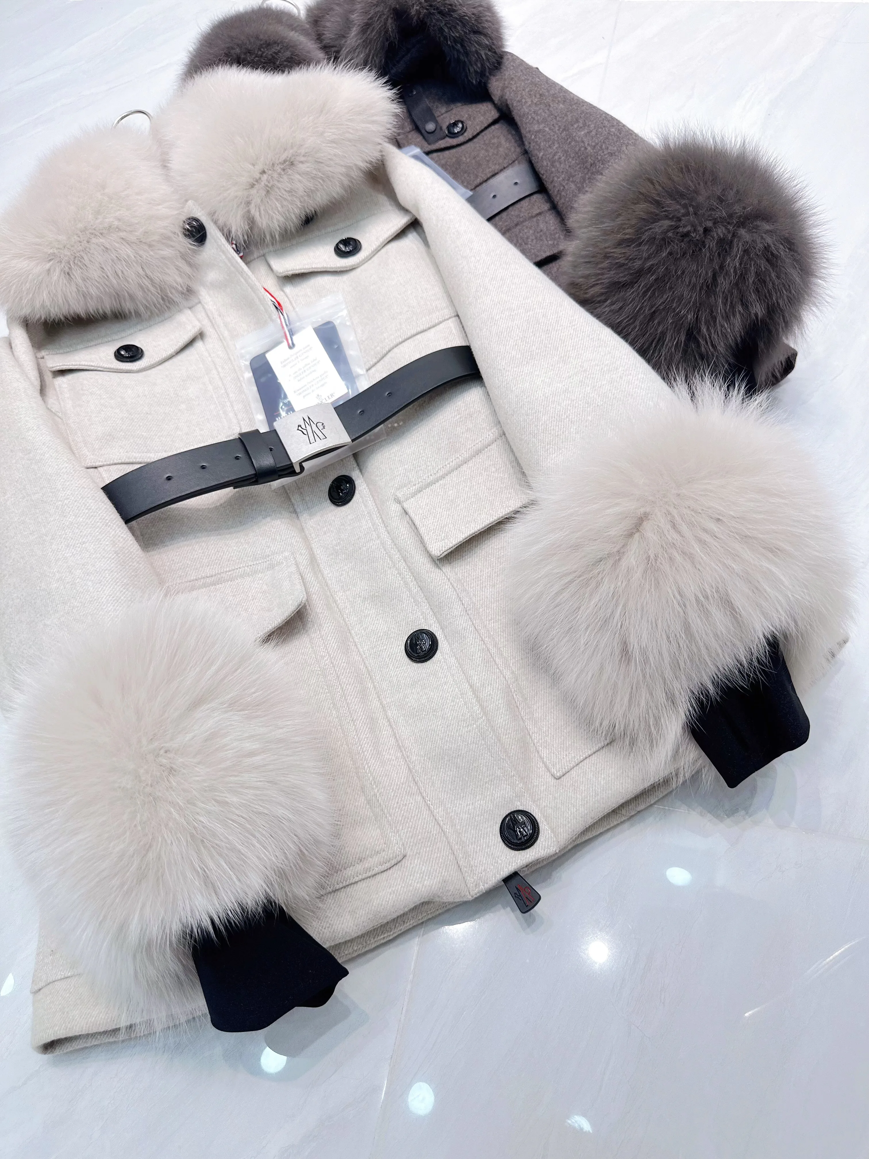 Women's Jackets And Down Jackets MONCLER 18298072