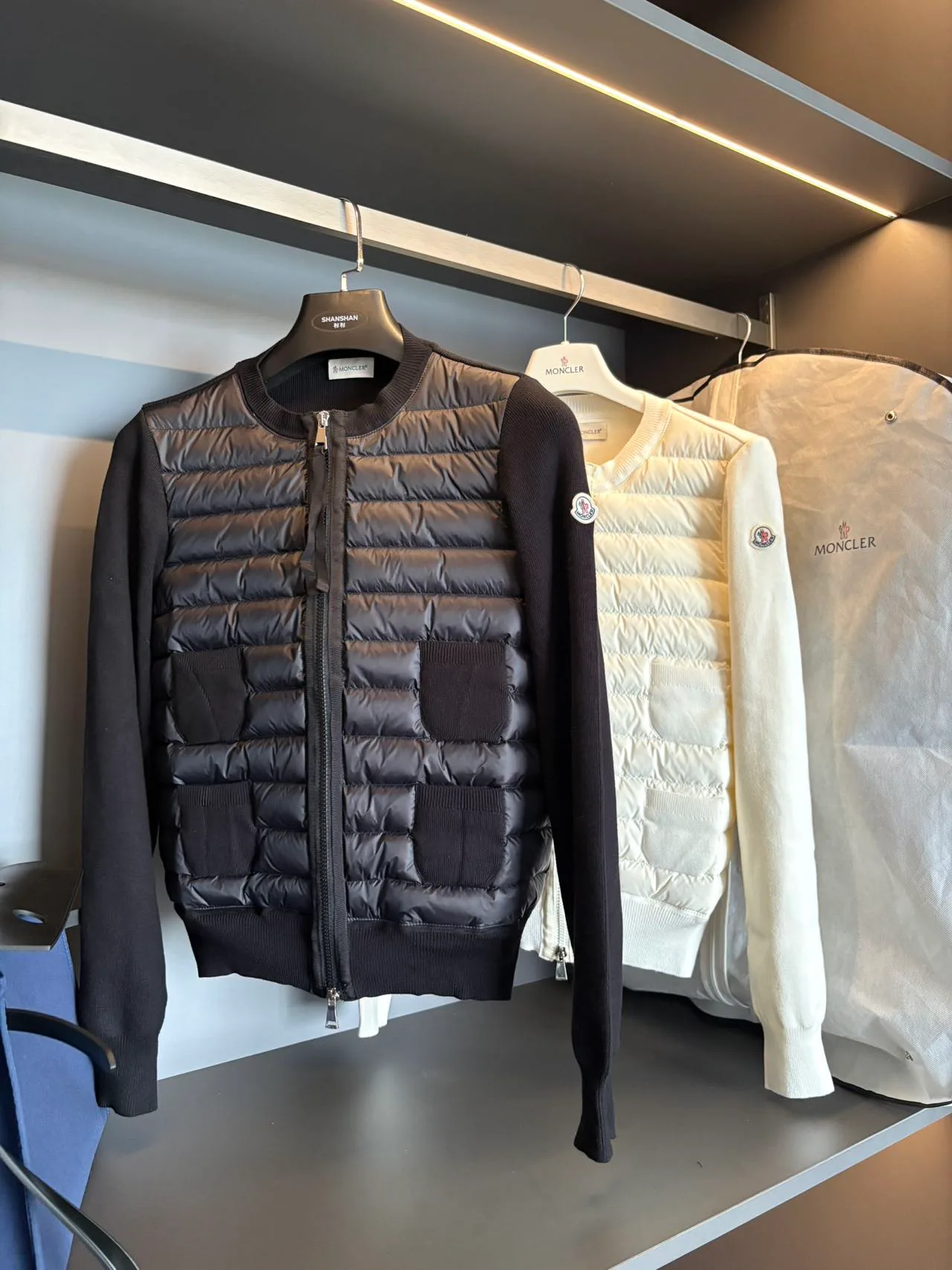 Women's Jackets And Down Jackets MONCLER 18110983