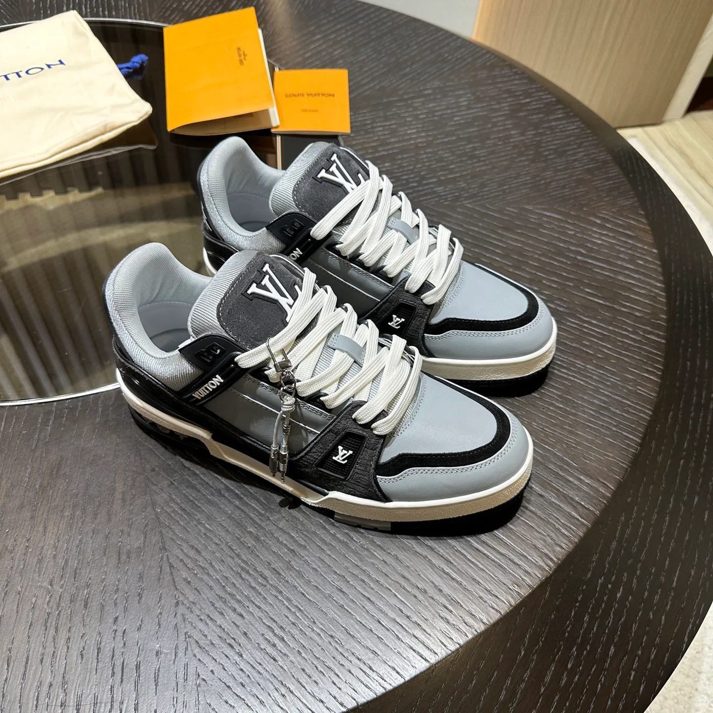 Men's Sneakers LOUIS VUITTON 18192371