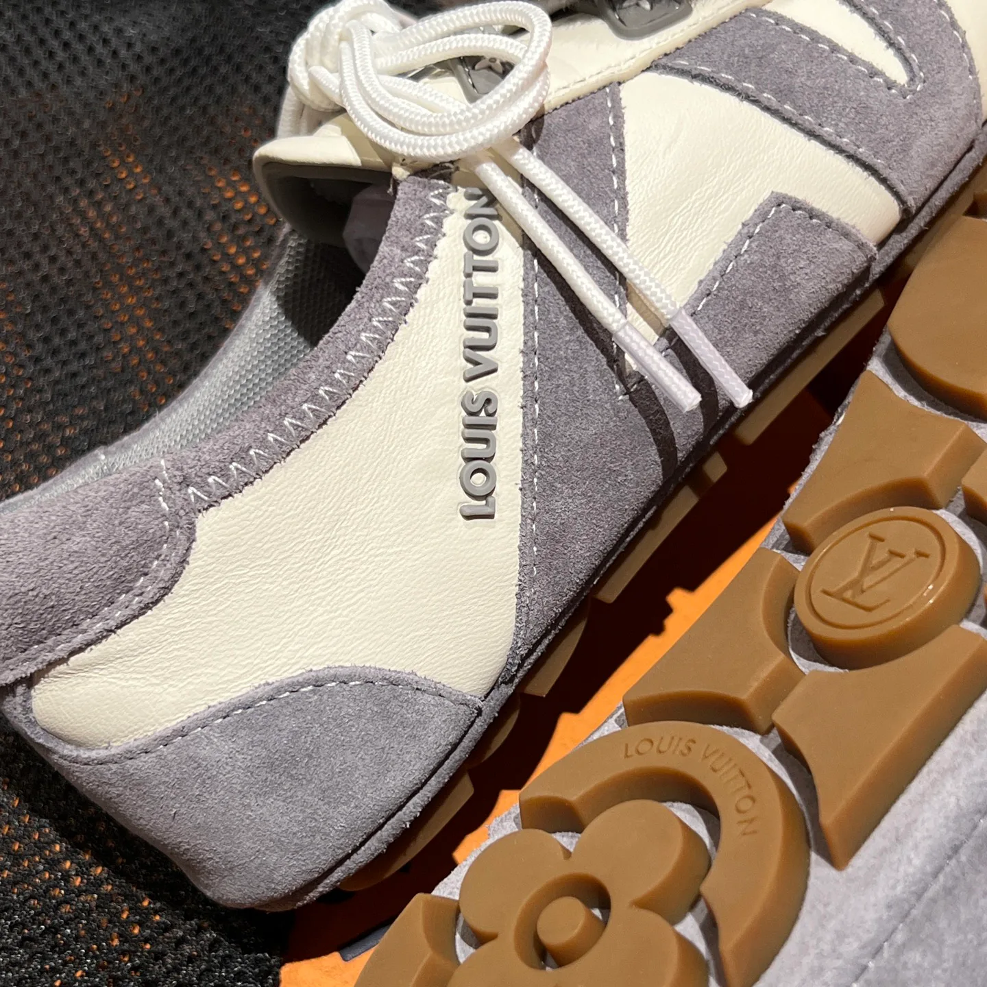 Кроссовки Женские Louis Vuitton 18567846