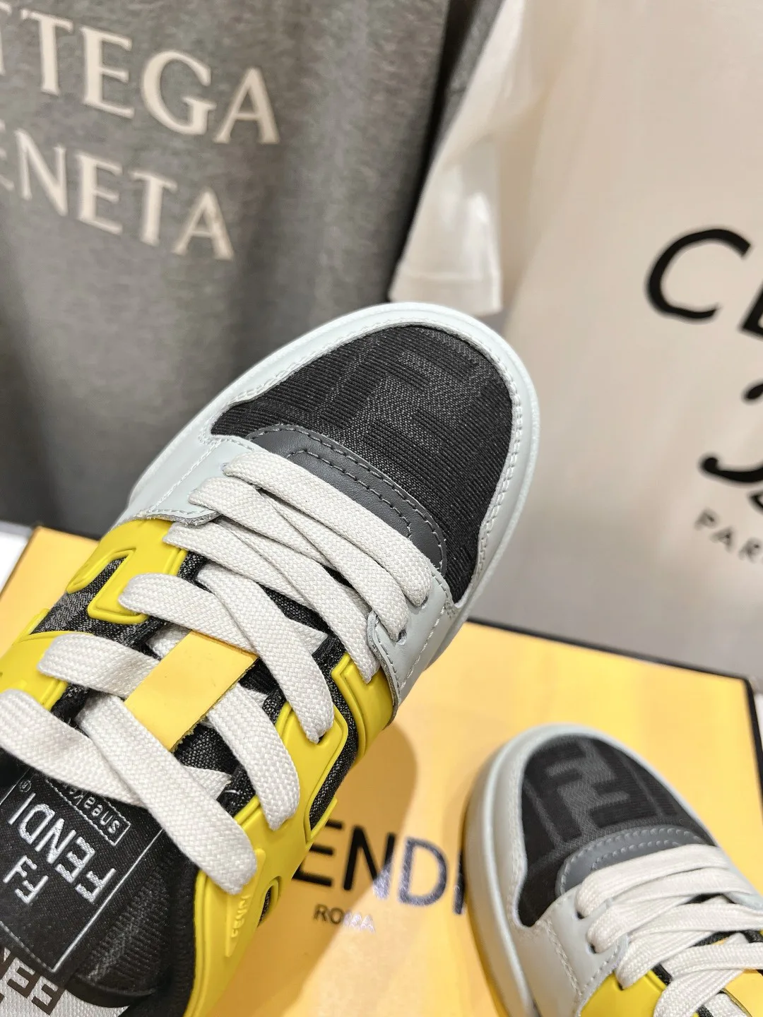 Women's Sneakers FENDI 17908439
